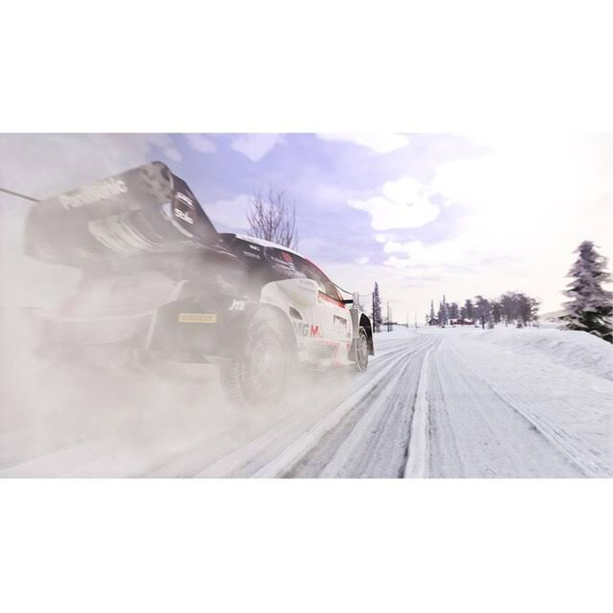 Samochód wyścigowy driftuje na zaśnieżonej drodze, wzbijając chmurę śniegu.