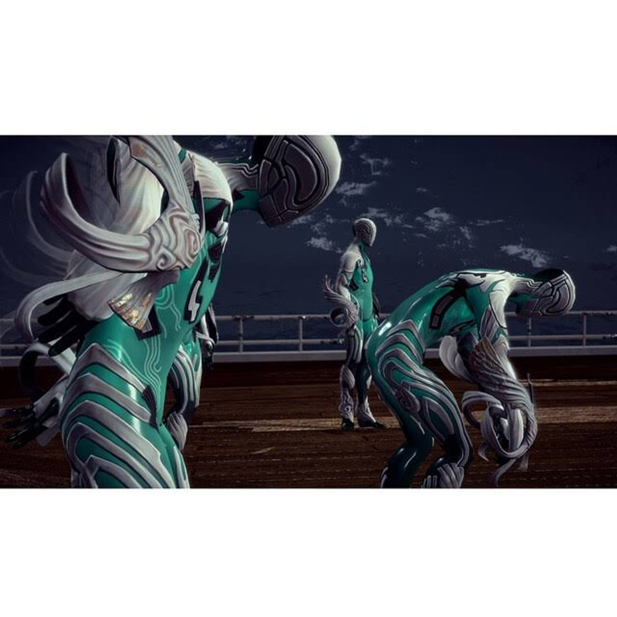 Trzy postacie w turkusowych i białych kombinezonach pozują w ciemnym otoczeniu.