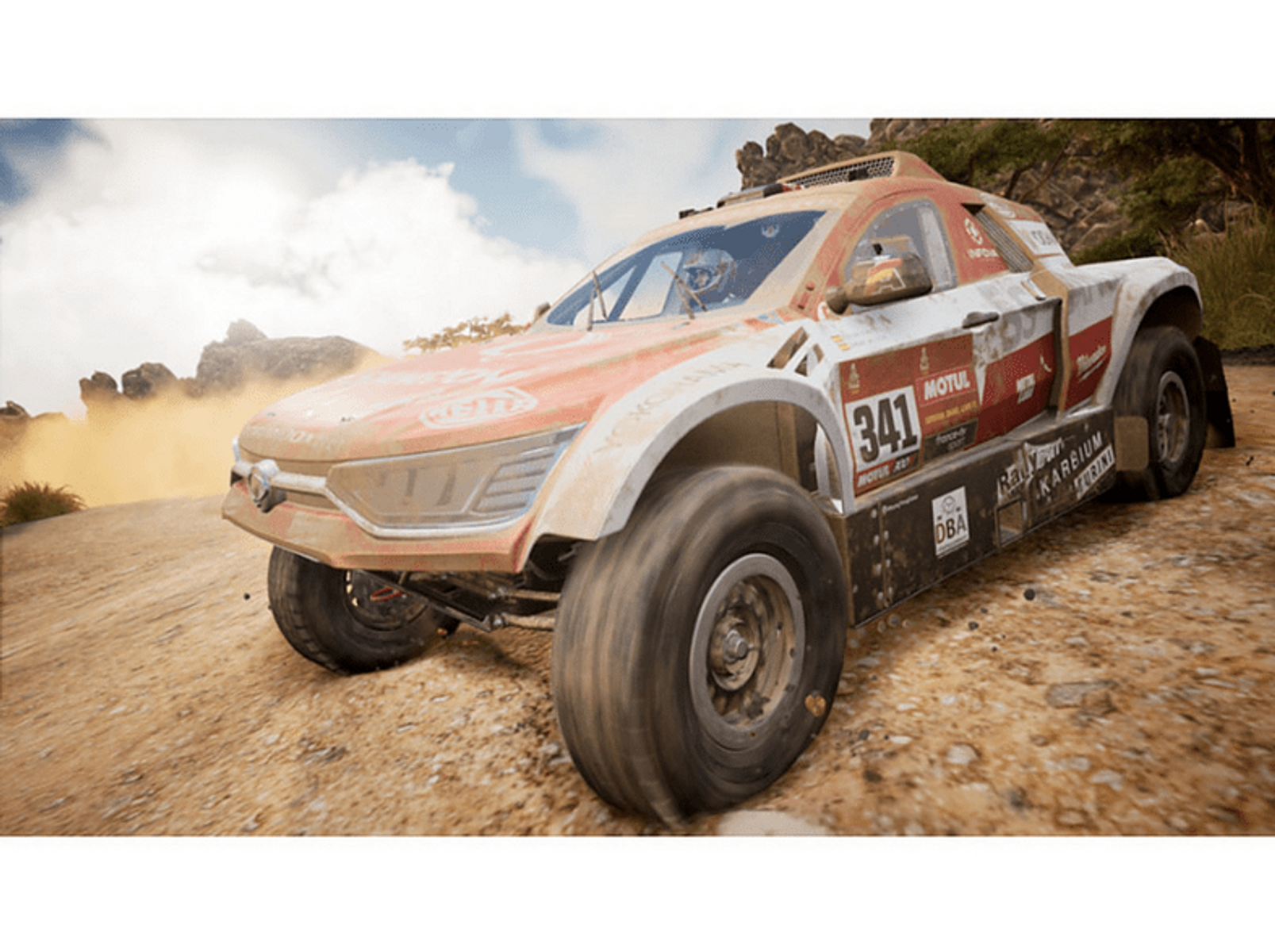 Samochód wyścigowy na piaszczystym torze, wyścigi na pustyni. Samochód jest pomarańczowy i biały.