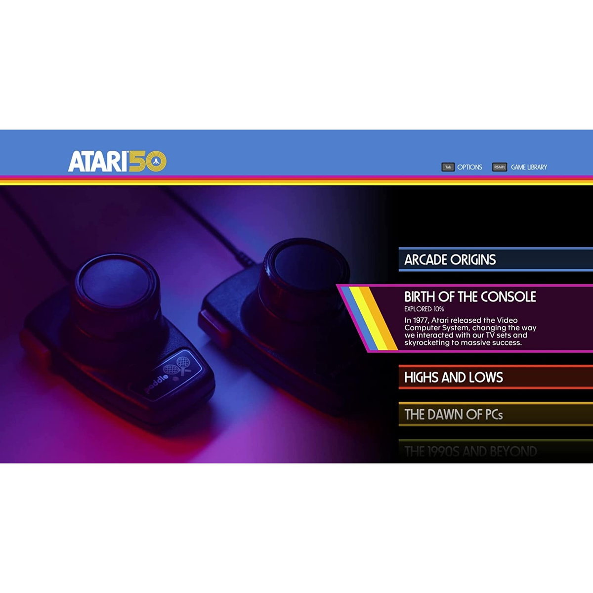 Ekran 50. rocznicy Atari. Dwa joysticki na pierwszym planie, opcje menu po prawej stronie.