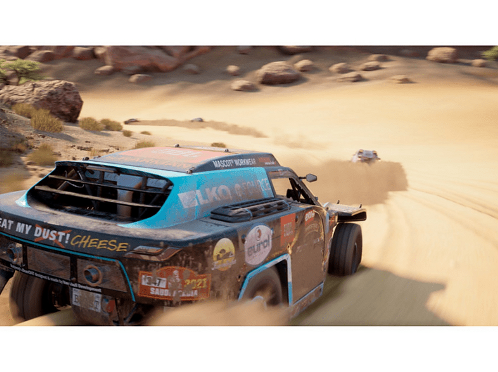 Scena z gry wyścigowej. Samochód jedzie piaszczystą drogą, wzbijając kurz. Drugi samochód jest w oddali.