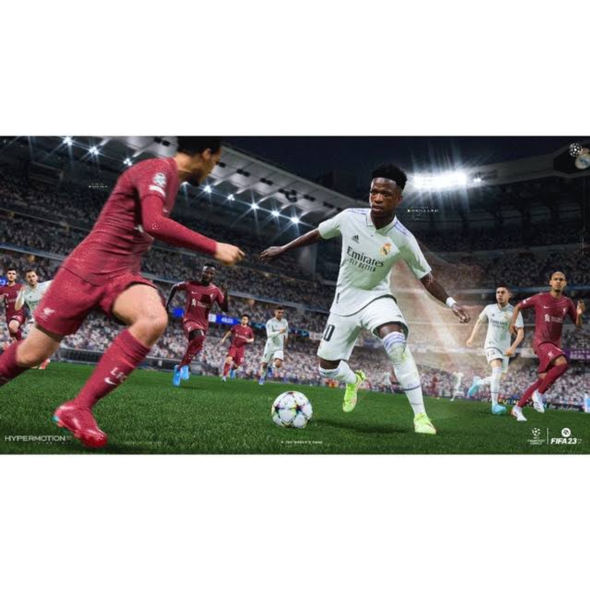 Escena de juego de fútbol: jugadores en un campo, con un balón, bajo las luces del estadio.