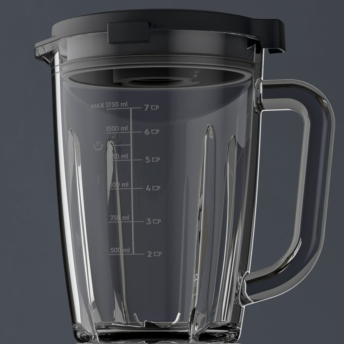 Un vaso de licuadora transparente con medidas y un asa, sobre un fondo gris oscuro.