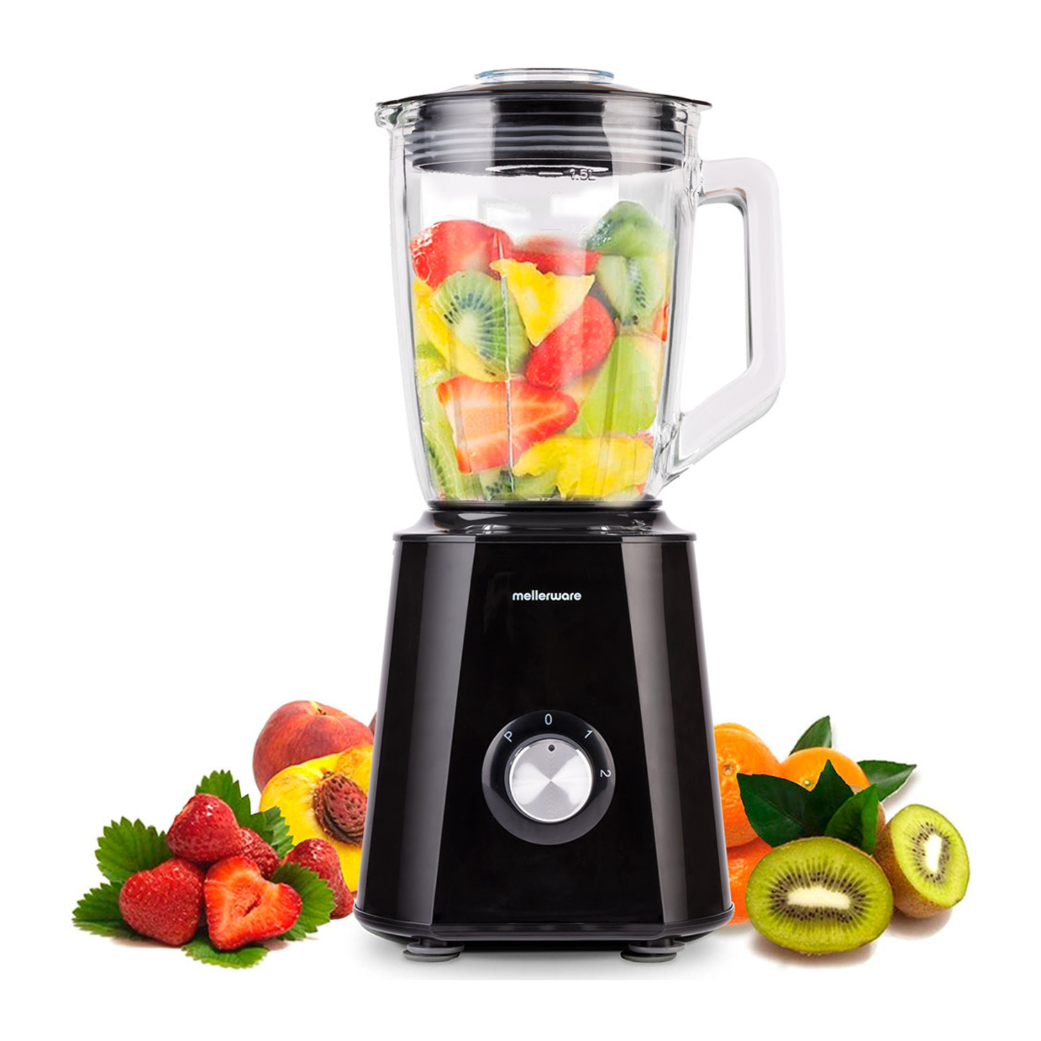 Una licuadora negra con un vaso de vidrio lleno de fruta. Hay frutas como fresas y kiwi alrededor.