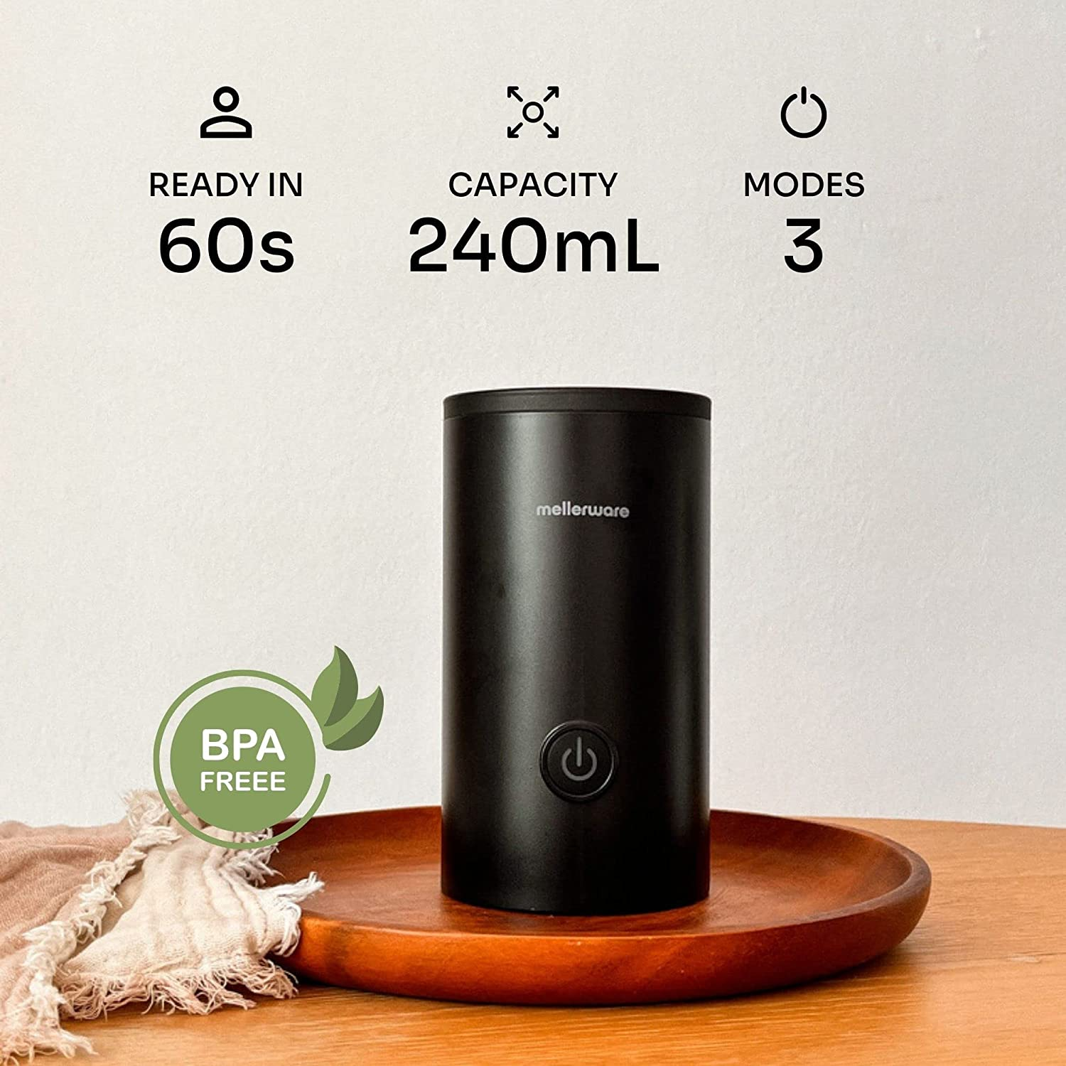Dispositivo cilindrico nero, vassoio di legno. Testo: 'READY IN 60s', 'CAPACITY 240mL', 'MODES 3'.