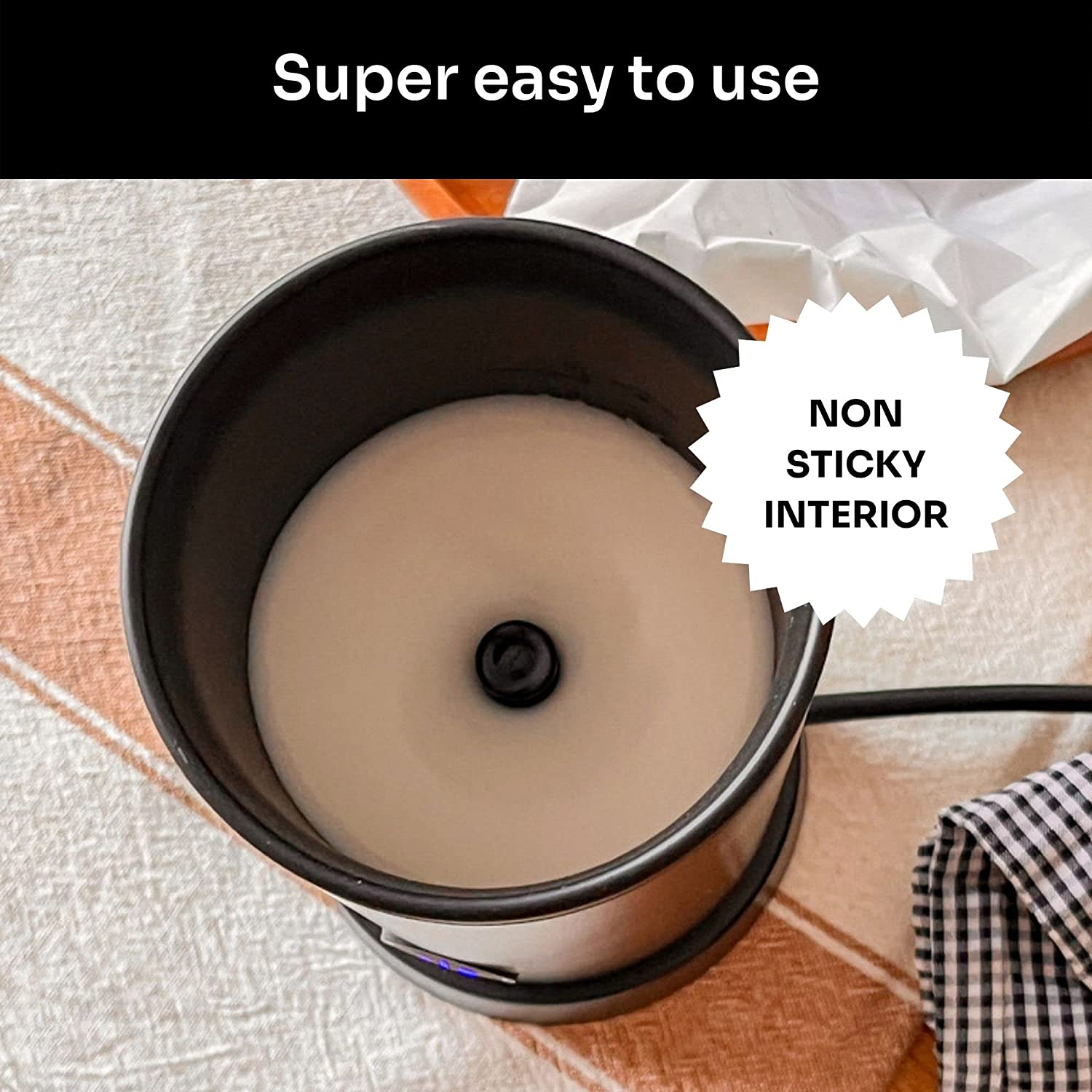 Un montalatte con schiuma bianca all'interno. Il testo 'Non Sticky Interior' è visibile.
