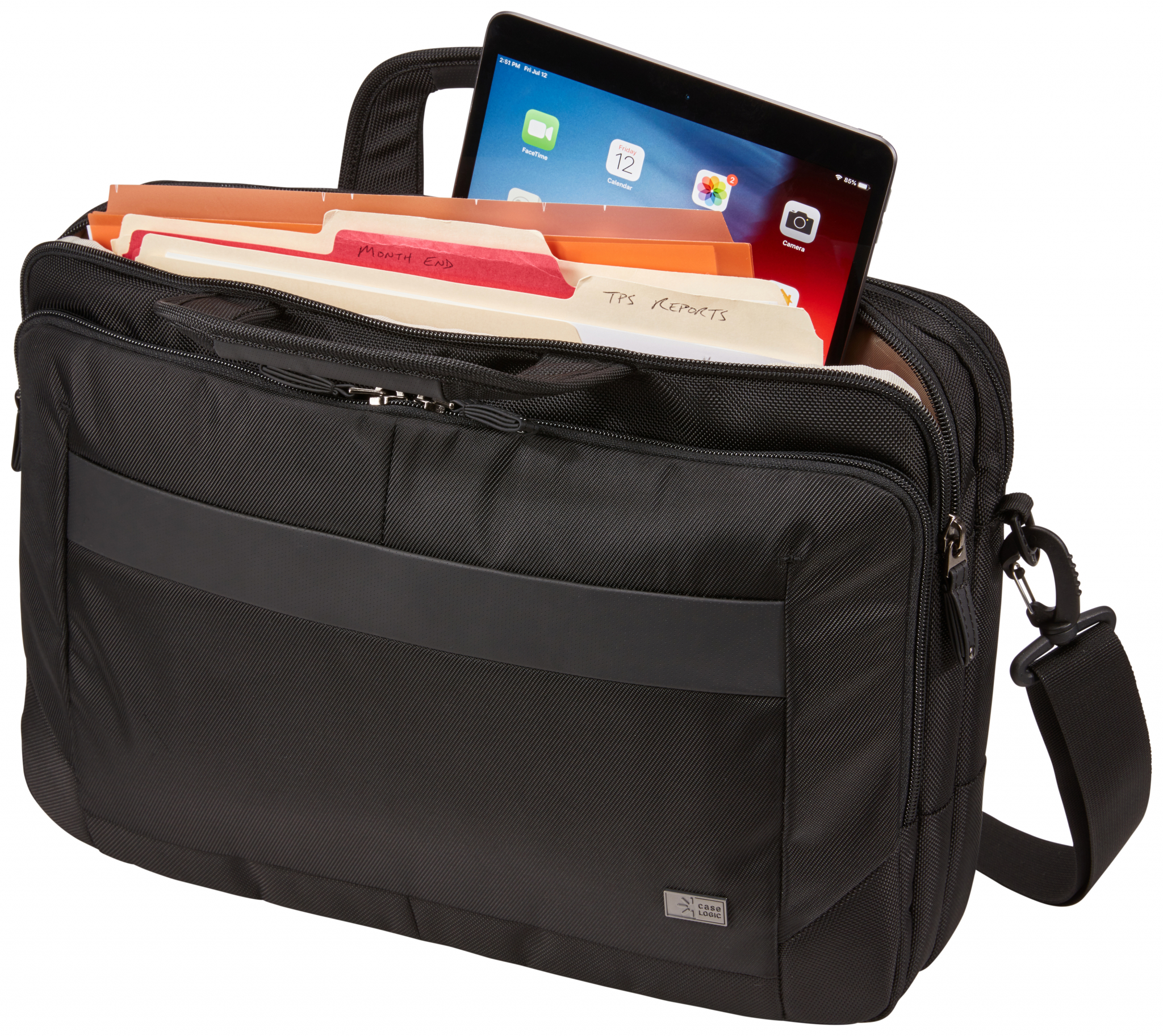 Zwarte aktetas met een iPad en bestanden erin. De handgreep van de aktetas is zichtbaar. Zwarte achtergrond.