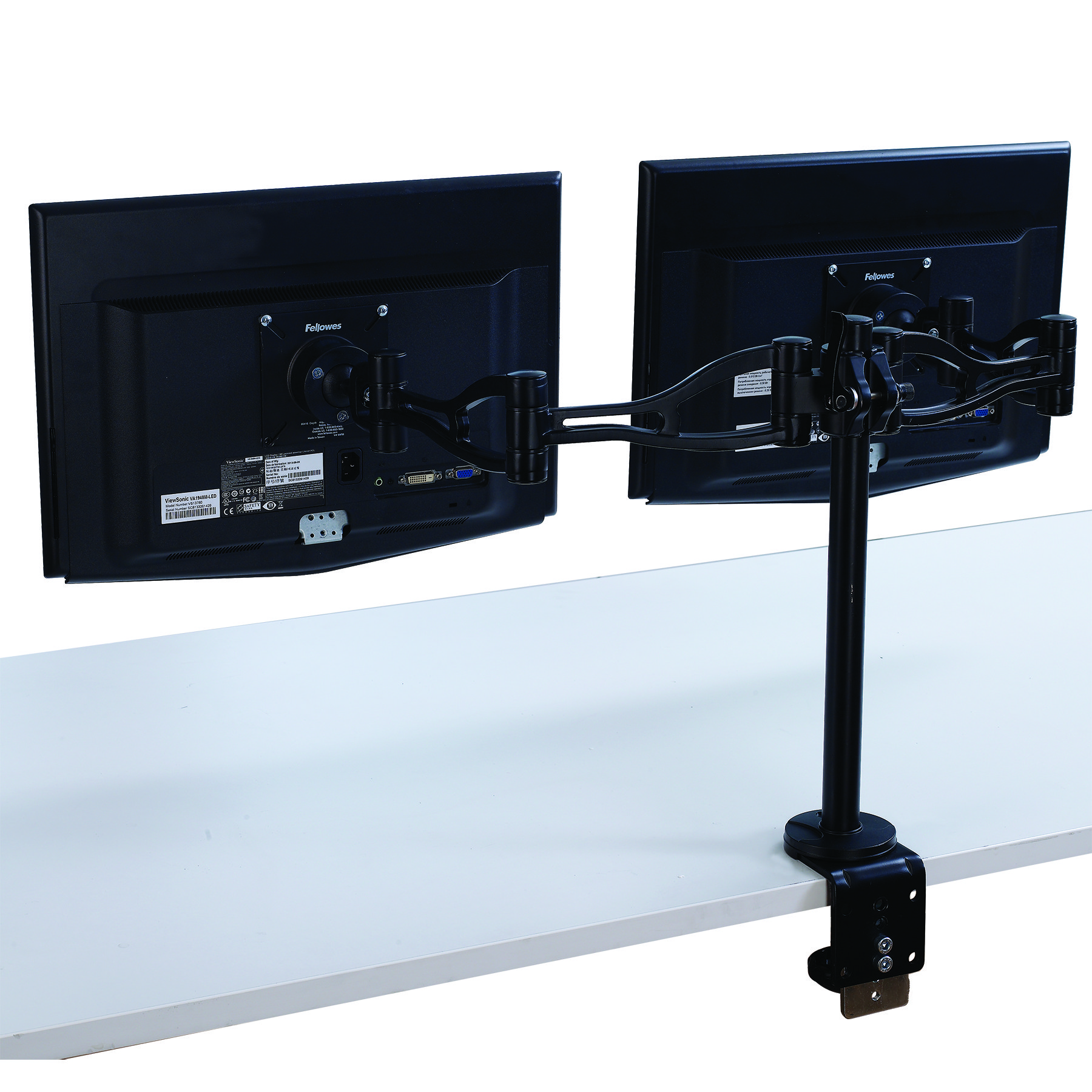 Dwa monitory komputerowe zamontowane na biurku z podwójnym stojakiem. Stojak jest czarny.