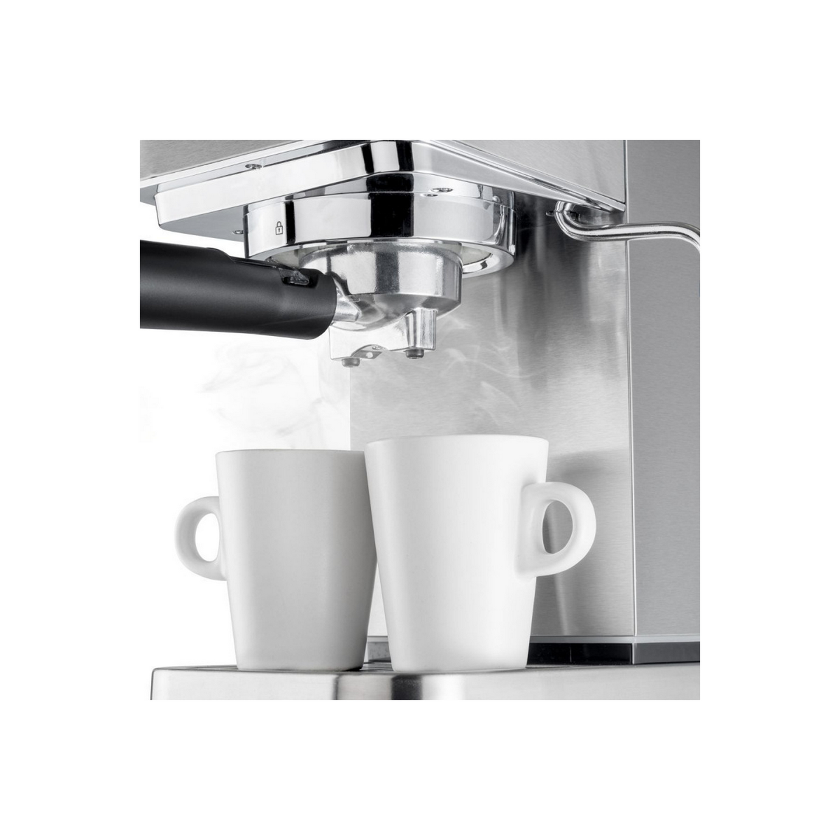 Macchina per caffè espresso con due tazze bianche sotto. Vapore.
