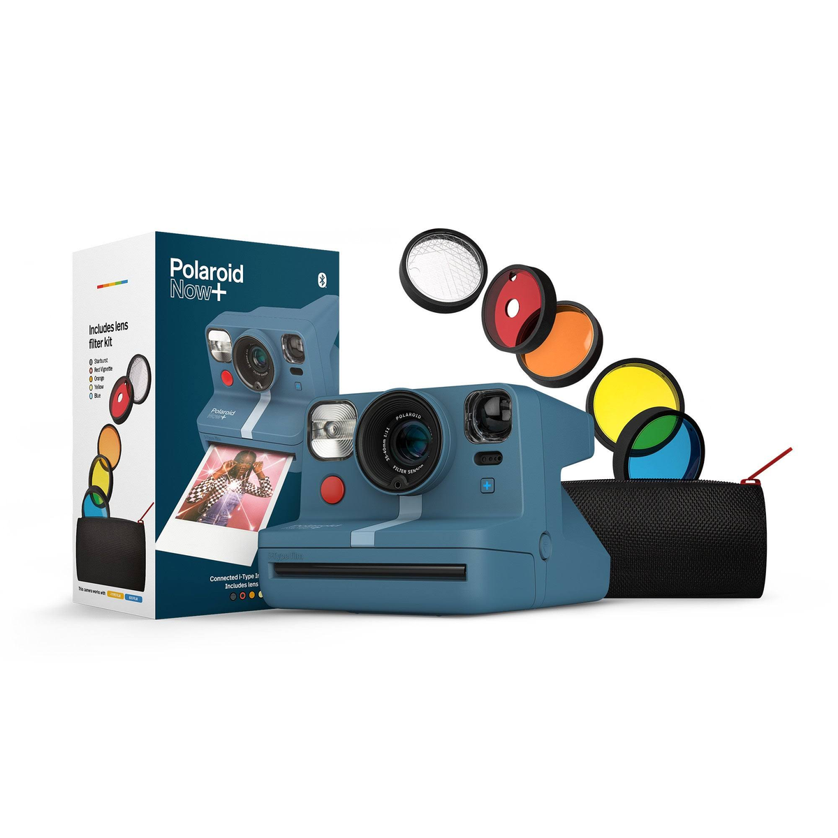 Polaroid Now+ Kamera mit Filtern und Box auf weißem Hintergrund.