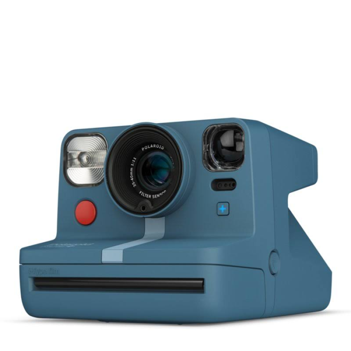 Blaue Polaroid-Kamera mit roter Taste und weißem Hintergrund. Die Kamera hat einen Blitz.