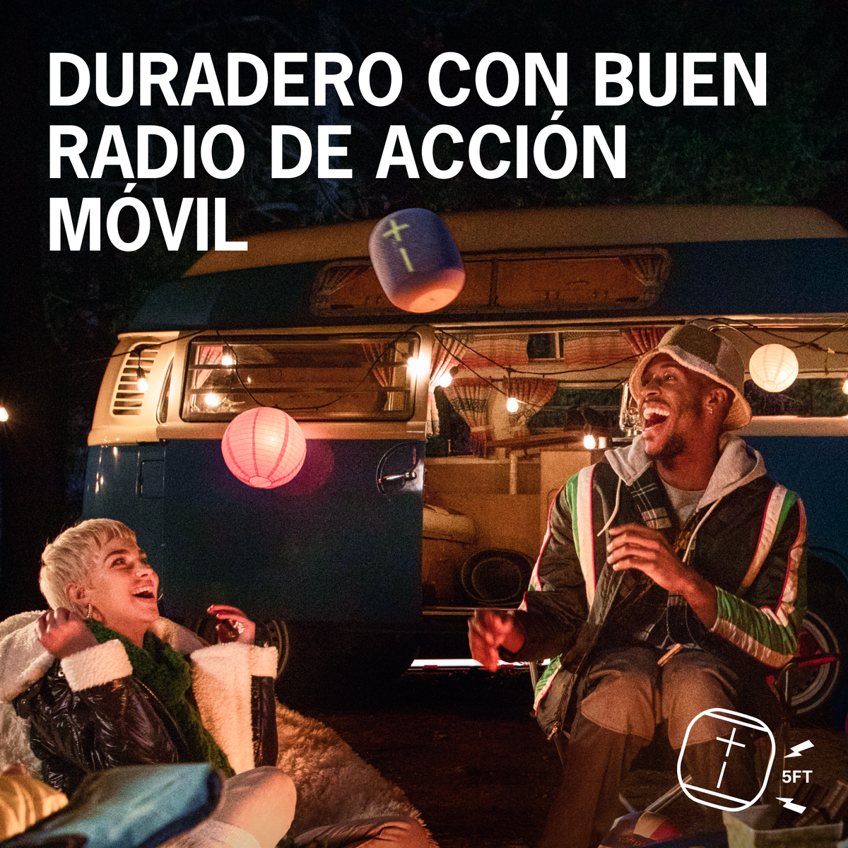 Dwie osoby w pobliżu niebieskiego vana ze światłami. Przenośny głośnik unosi się.