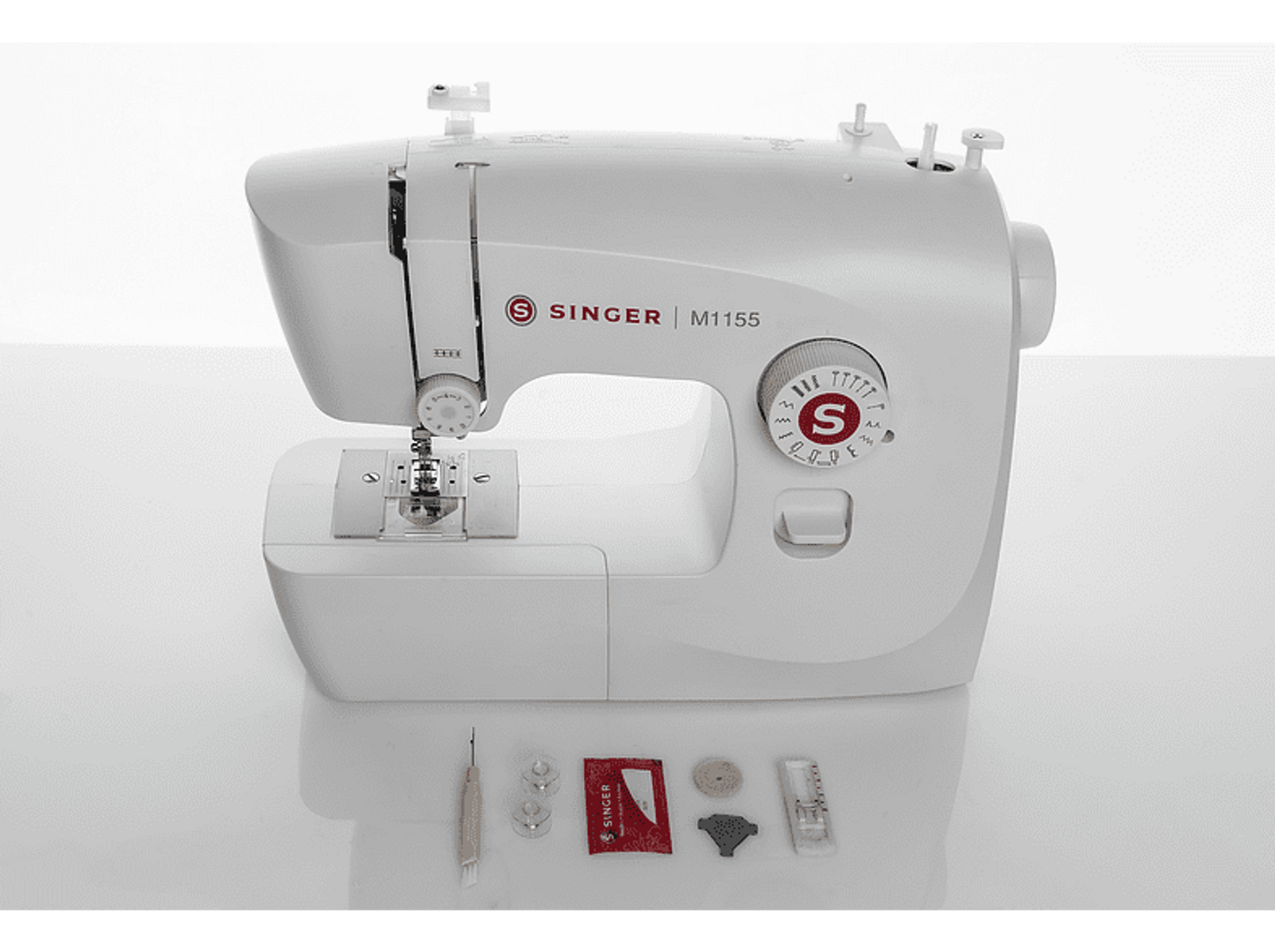 Biała maszyna do szycia Singer z akcesoriami na białej powierzchni. Maszyna jest w centrum.