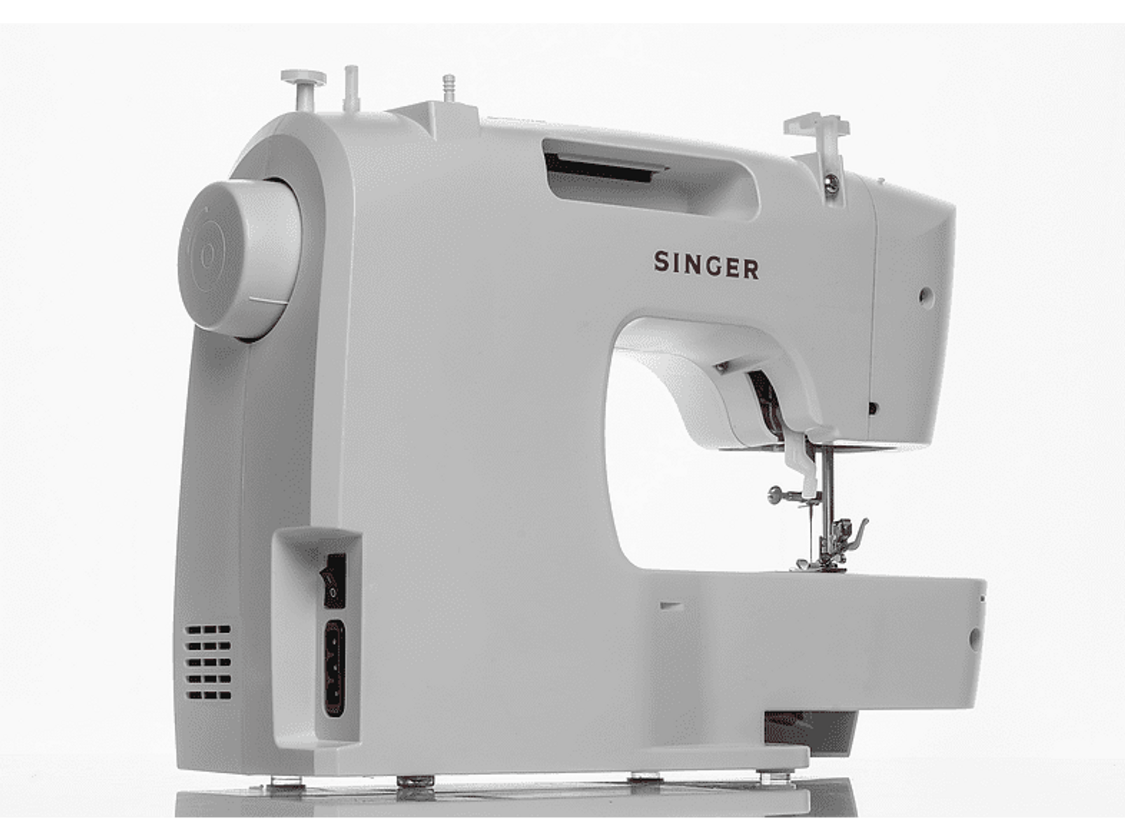 Biała maszyna do szycia Singer na białym tle. Widok z boku, pokazujący koło i korpus.