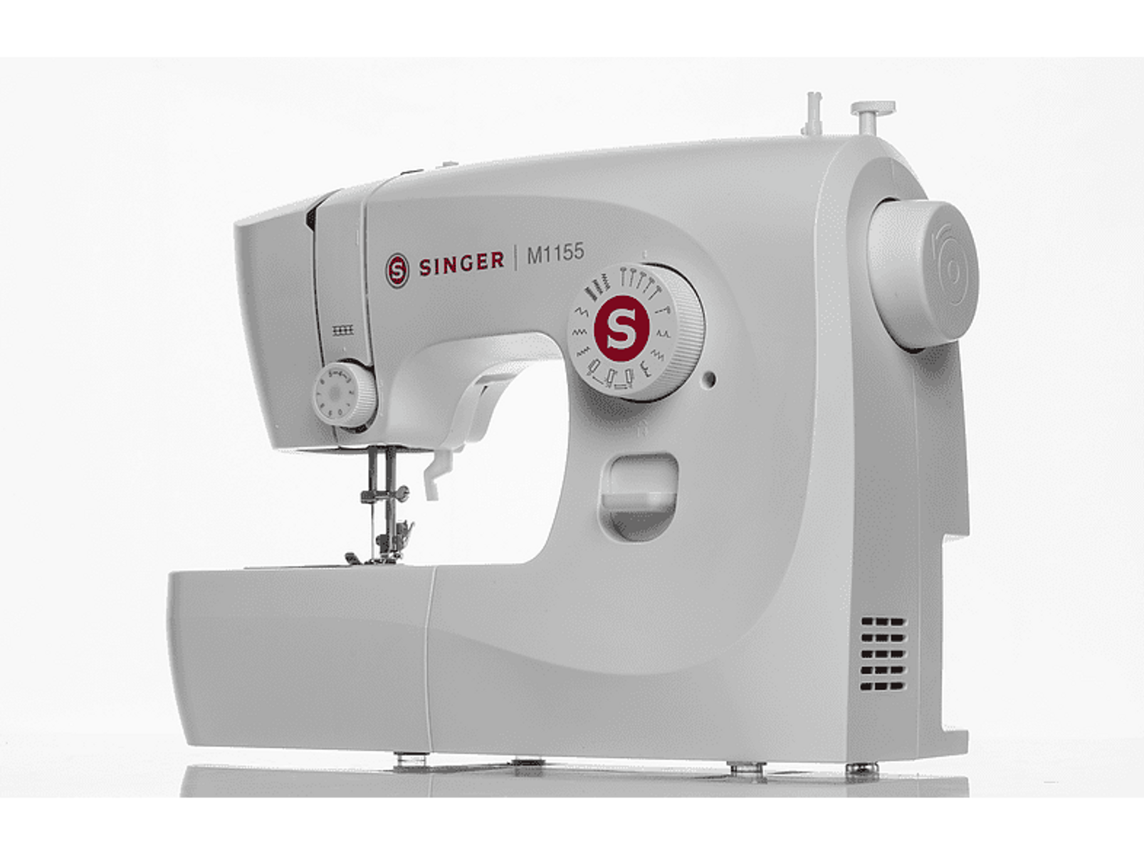 Biała maszyna do szycia Singer. Zawiera igłę, elementy sterujące i logo Singer.