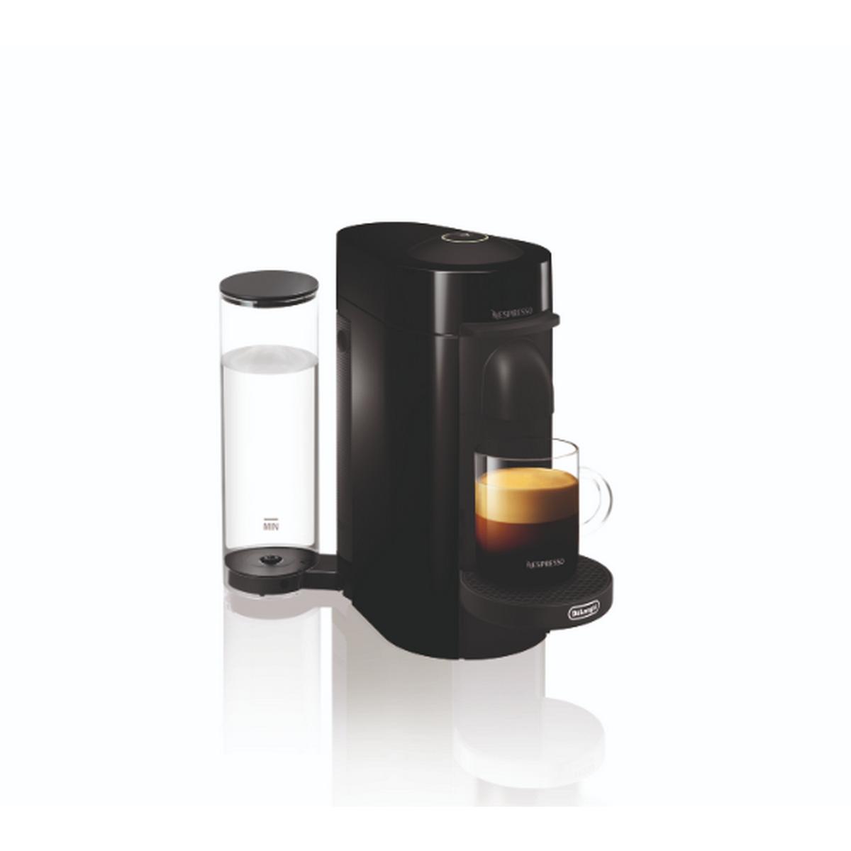 Schwarze Nespresso-Kaffeemaschine mit Wassertank und Glas mit Kaffee. Weißer Hintergrund.