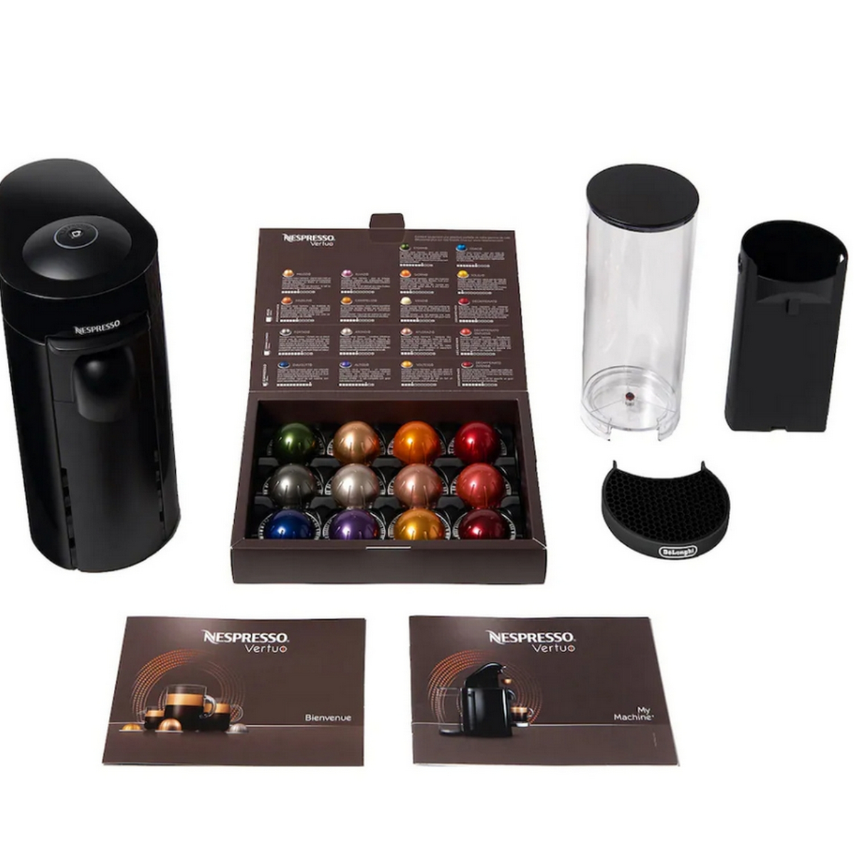 Nespresso Vertuo Maschine mit Kapseln, Zubehör und Broschüren auf weißem Hintergrund.