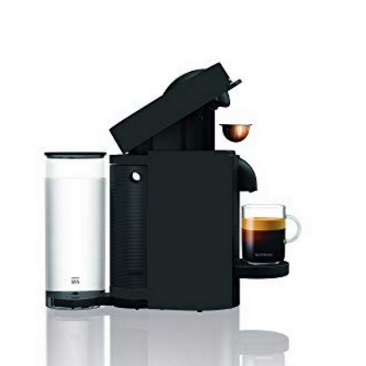 Eine schwarze Nespresso-Kaffeemaschine mit einer Tasse Kaffee an der Seite.