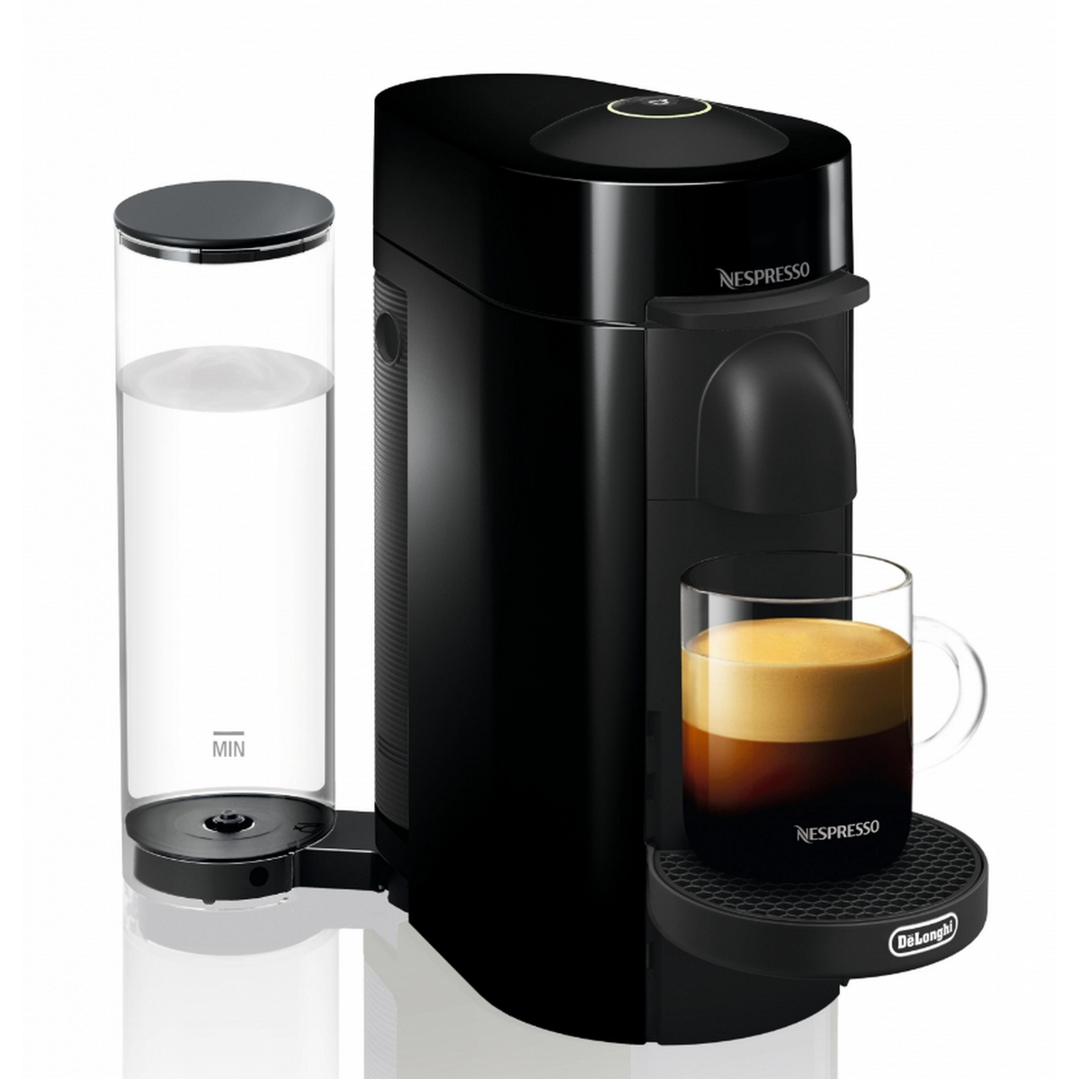 Schwarze Kaffeemaschine mit einem Glas Kaffee. Wassertank links. Nespresso-Marke.