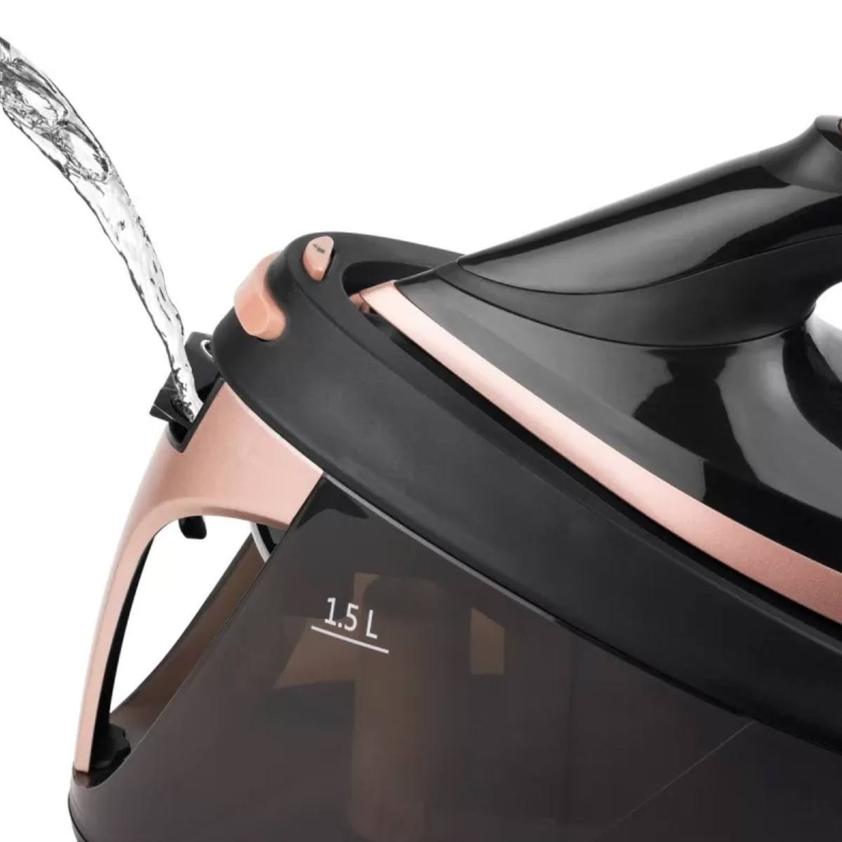 Una plancha de vapor con agua vertiéndose, esquema de color negro y oro rosa, capacidad de agua de 1.5L.