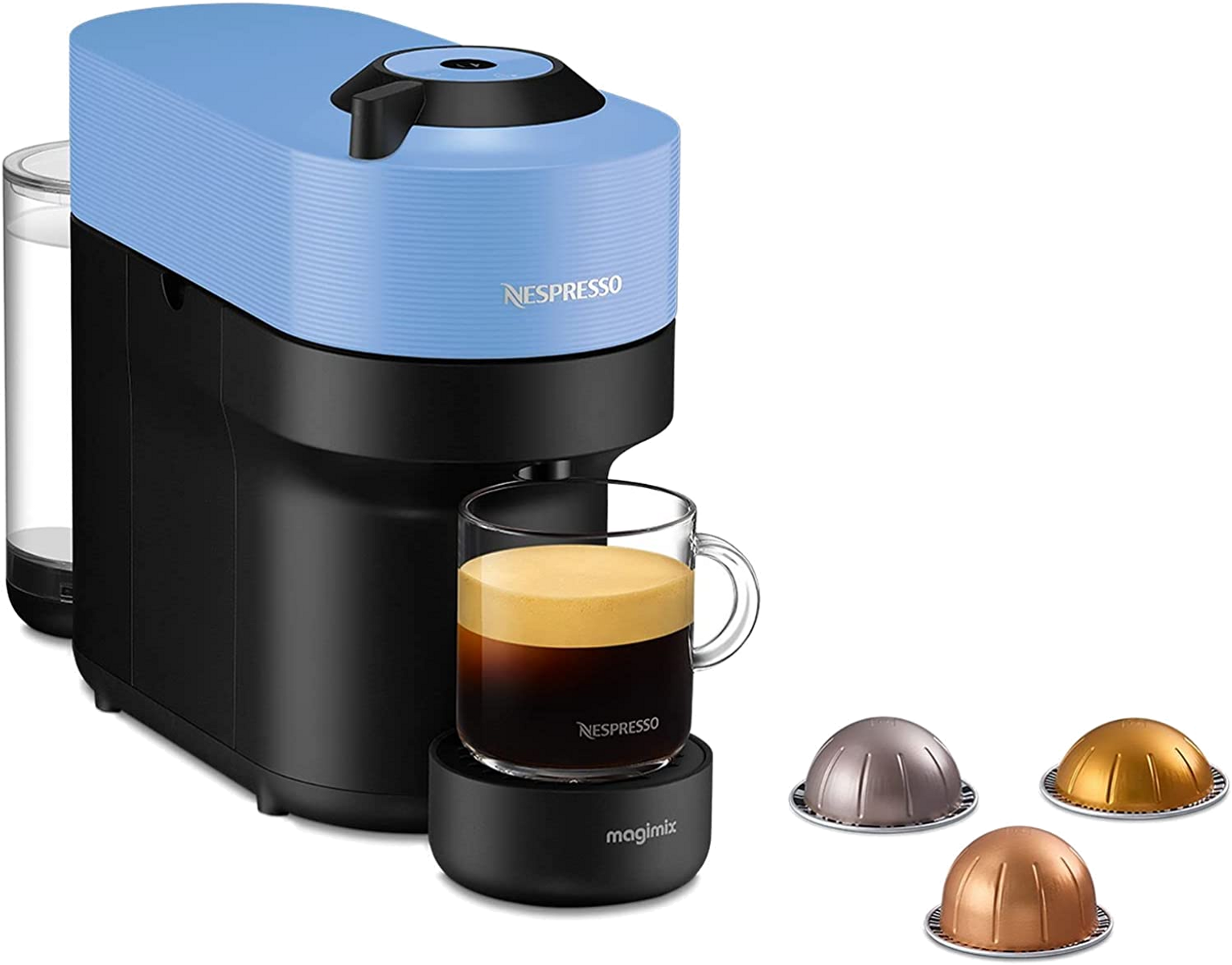 Eine blaue und schwarze Nespresso-Maschine mit einer Tasse Kaffee.