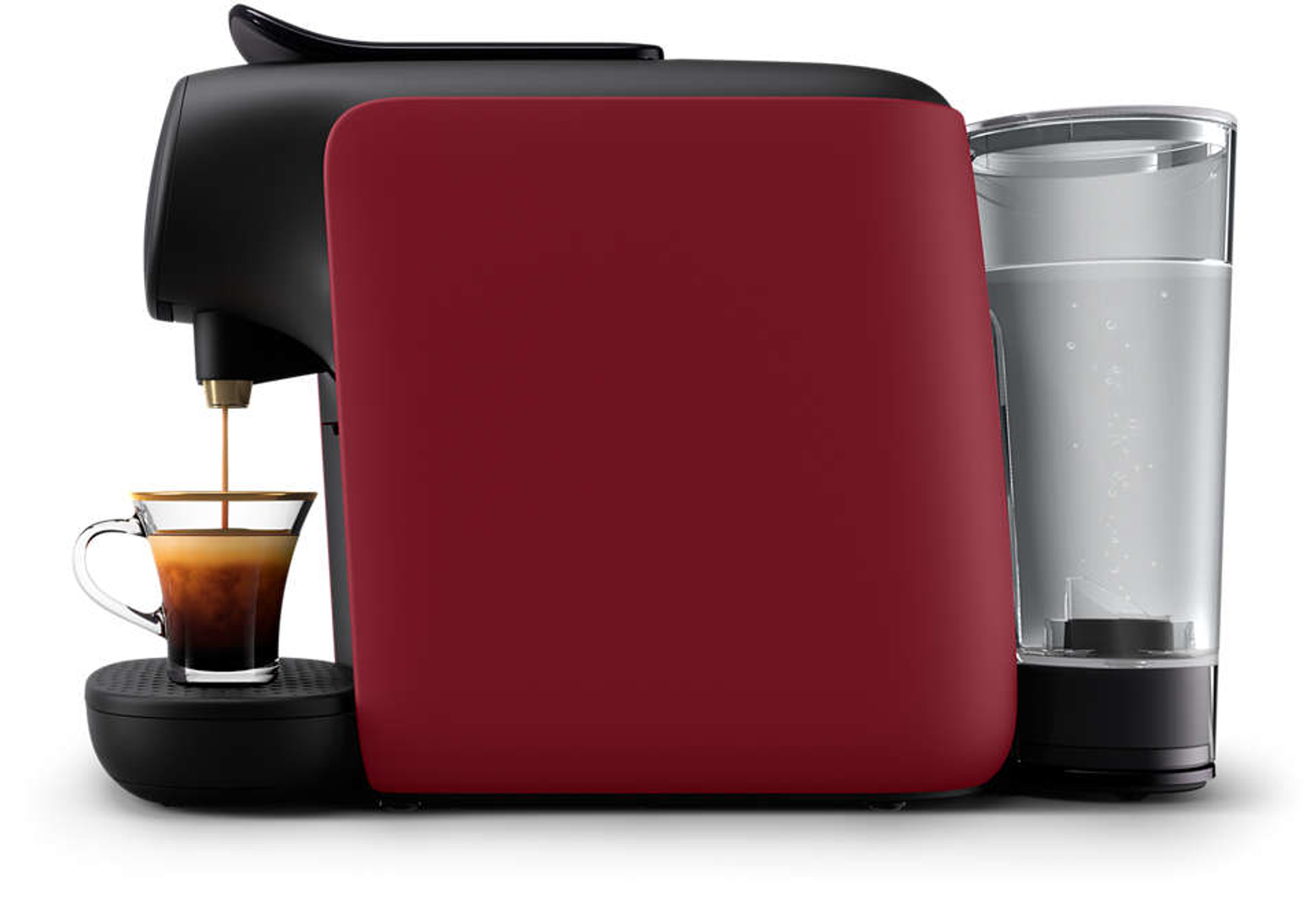 Rote und schwarze Kaffeemaschine, Kaffee wird eingeschenkt. Wassertank rechts.