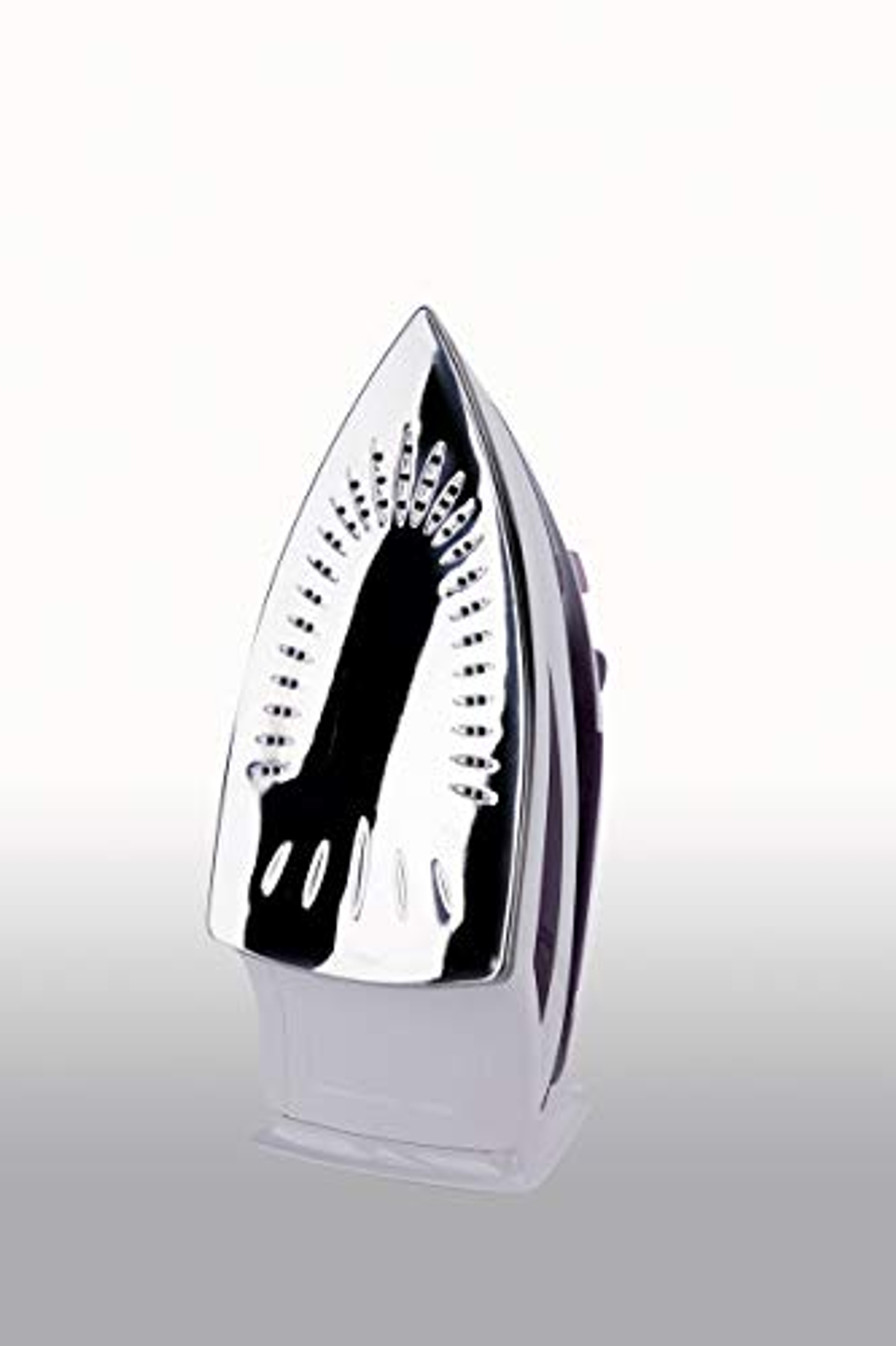 Żelazko, podeszwą do góry. Srebrne, czarne detale, biała podstawa. Białe tło.