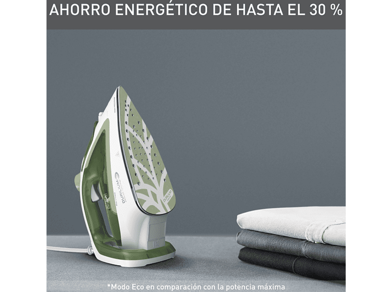 Una plancha con parte superior verde y mango blanco, junto a una pila de ropa doblada, con texto en español.
