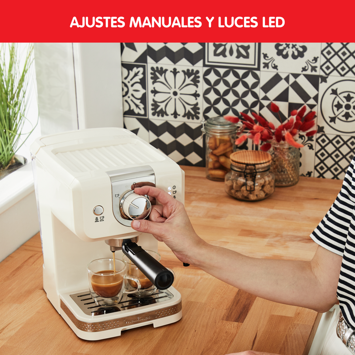 Kobieta robiąca kawę z ekspresu do espresso, z blatem i dekoracyjnymi kafelkami.