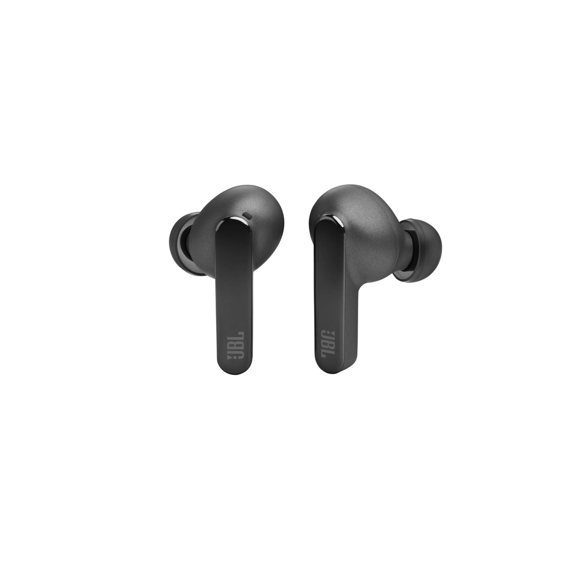 Zwei schwarze JBL-Ohrhörer. Abgewinkelt, auf weißem Hintergrund. JBL-Logo sichtbar.