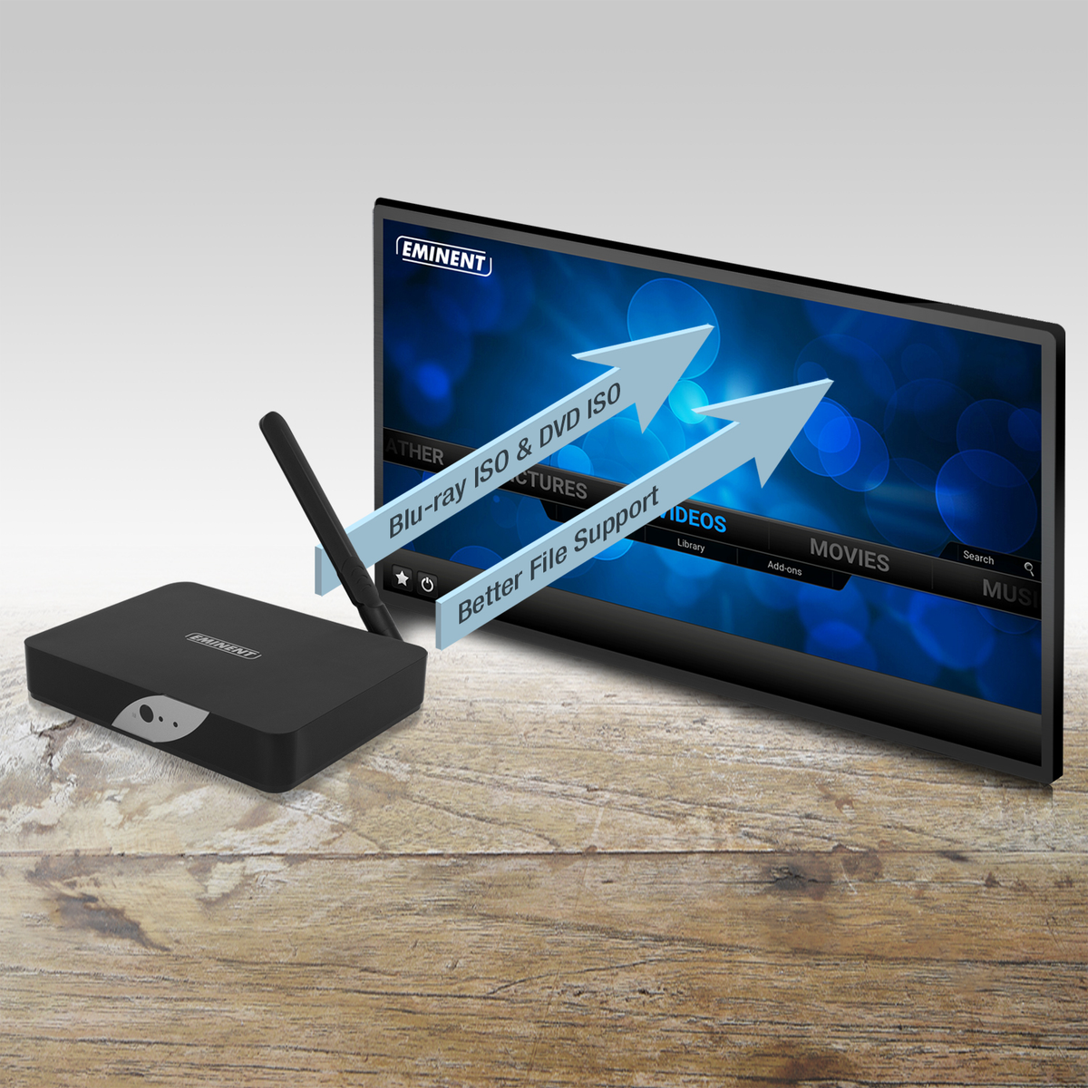 Un reproductor multimedia negro con antena sobre una mesa de madera. Una pantalla de TV muestra un menú con flechas.