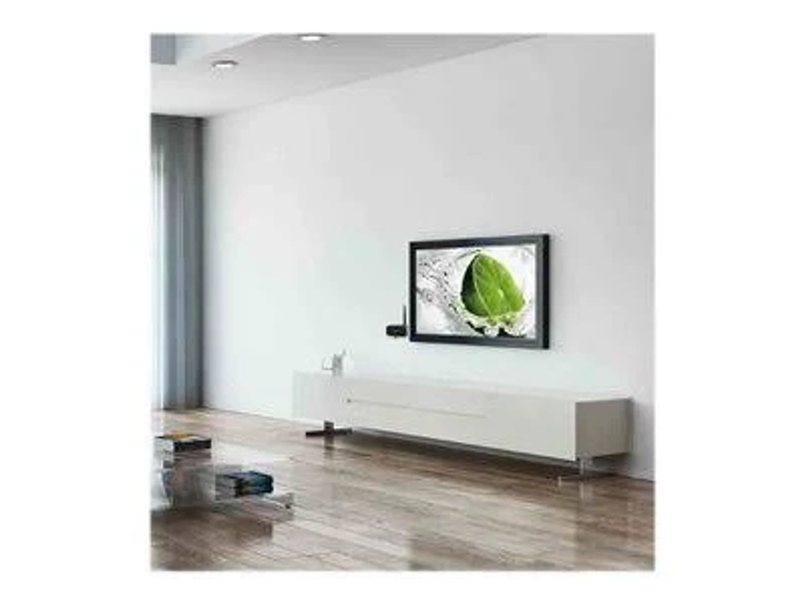 Una pared blanca con un televisor que muestra una imagen de una hoja. Debajo del televisor hay un estante blanco.