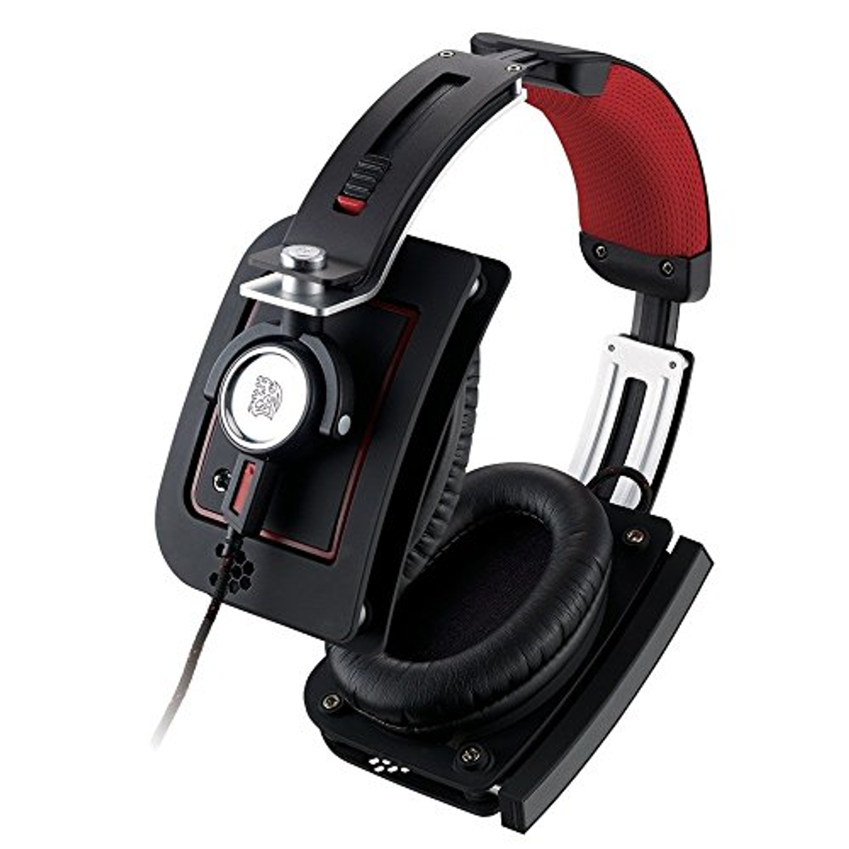 Cuffie nere e rosse con cavo. Le cuffie sono angolate.