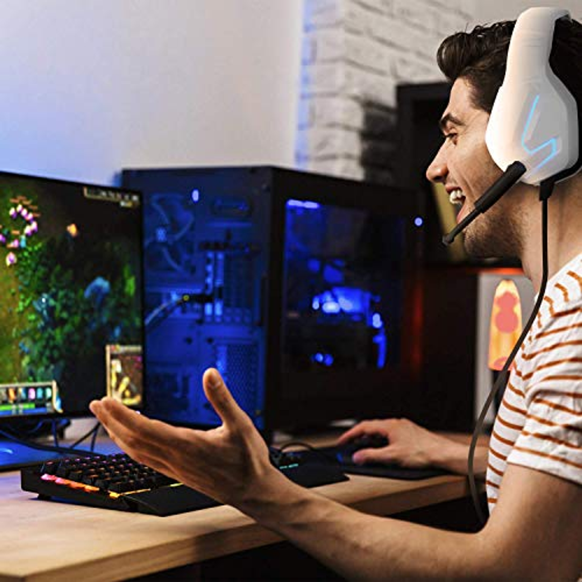 Una persona sta giocando su un computer con due monitor. Indossa delle cuffie da gioco.