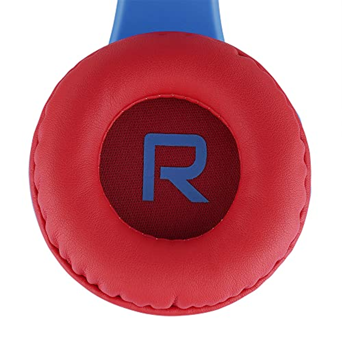 Cuffie rosse e blu in primo piano. Il padiglione destro ha una 'R' blu.