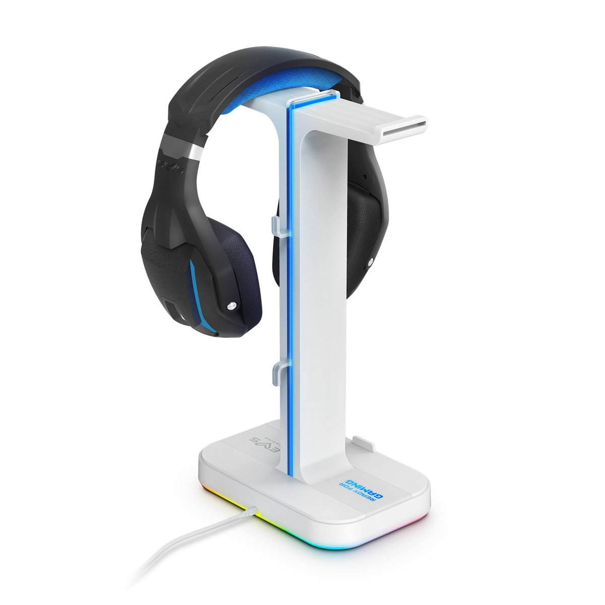 Auriculares para juegos en un soporte blanco con luces azules y verdes. Fondo blanco.