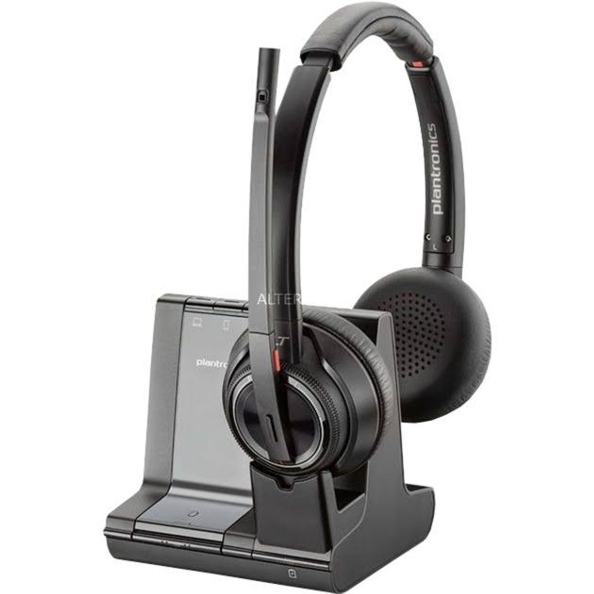 Casque Plantronics noir sur une base de chargement. Possède un microphone et est sans fil.