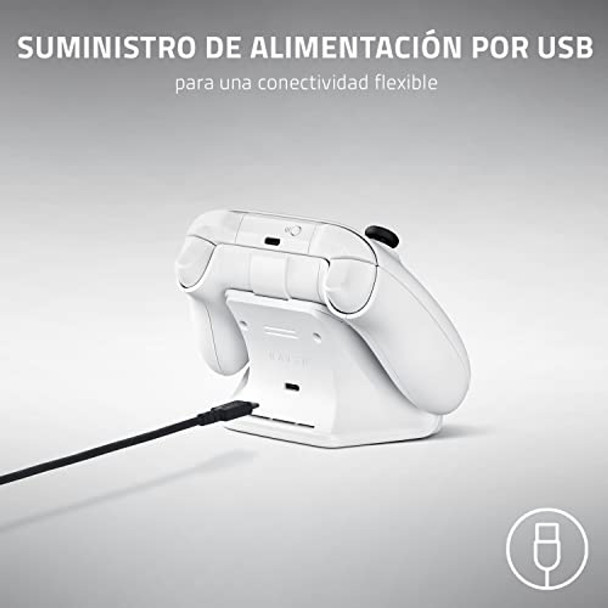 Weißer Gamecontroller auf einem weißen Ladegerät. Schwarzes USB-Kabel angeschlossen.