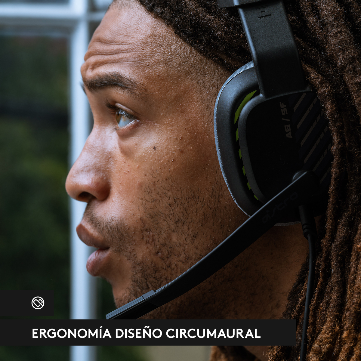 Man met Astro gaming headset. Close-up van gezicht en headset. Tekst zegt Ergonomisch Circumauraal Design.