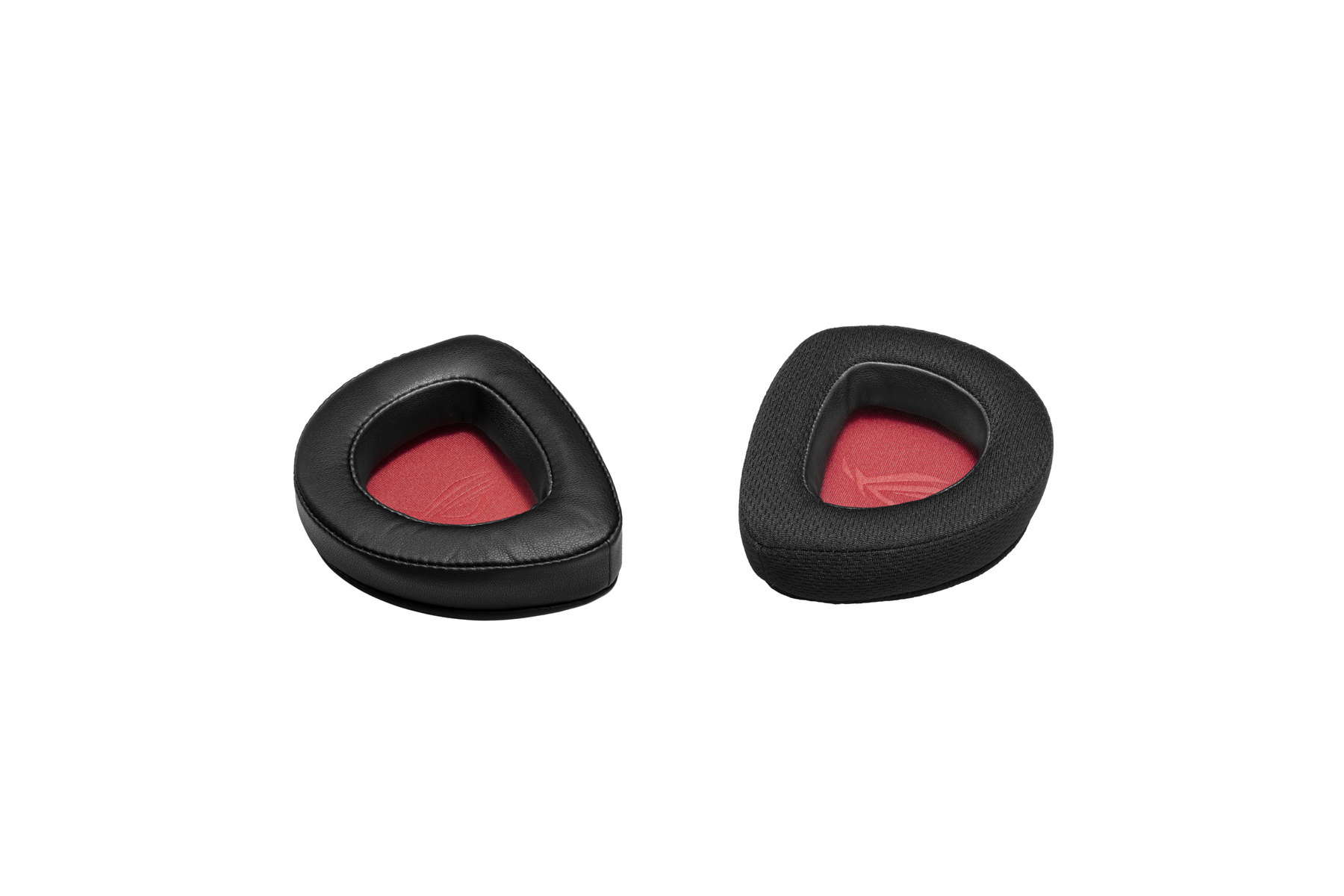 Dwie czarne i czerwone poduszki na uszy ROG. Czerwone wnętrze i czarny zewnętrzny, na białym tle.