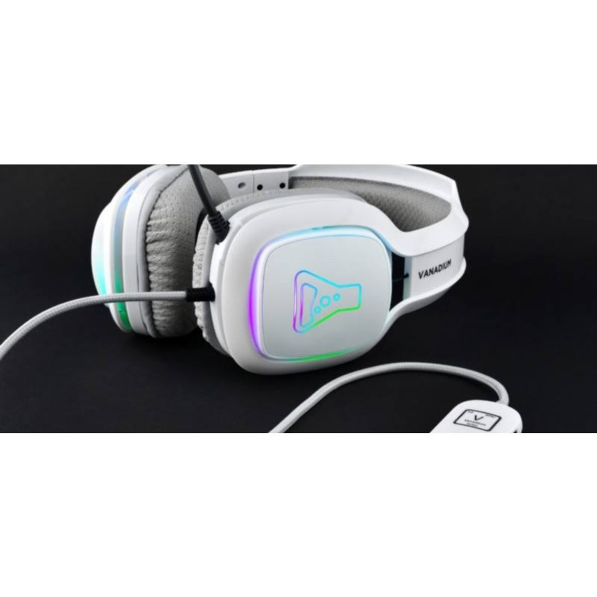 Białe słuchawki do gier z kolorowymi światłami.
