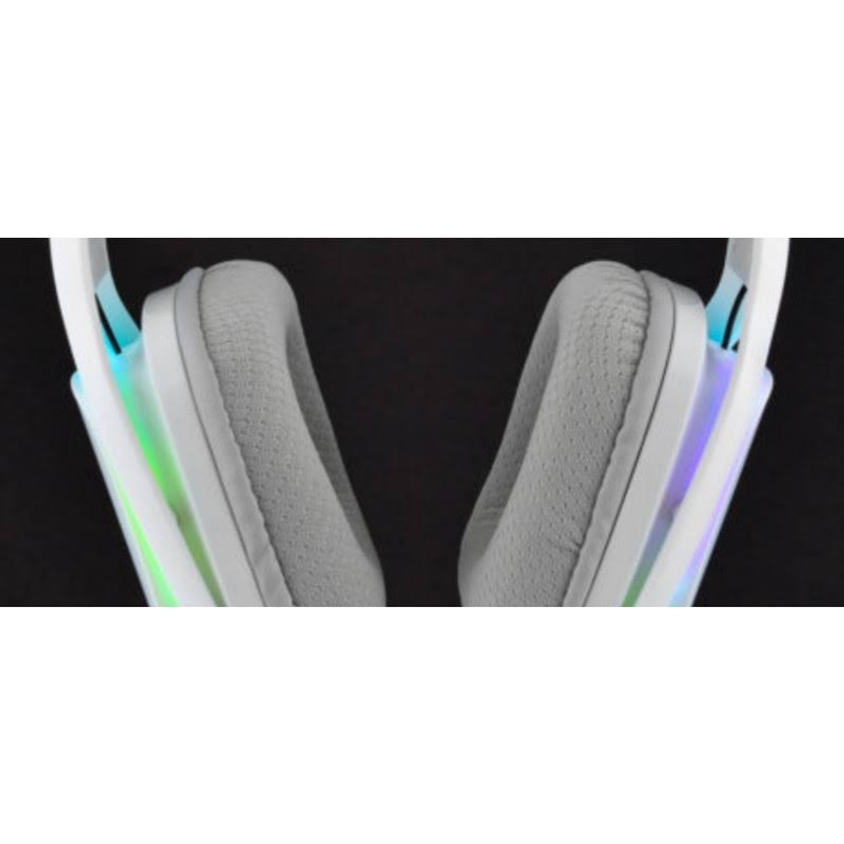 Zbliżenie białych słuchawek dla graczy z oświetleniem RGB na nausznikach.