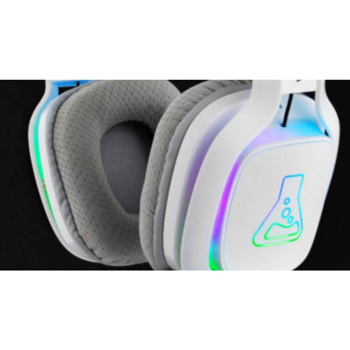 Białe słuchawki z szarymi nausznikami. Słuchawki mają logo i wielokolorowe światła po bokach.
