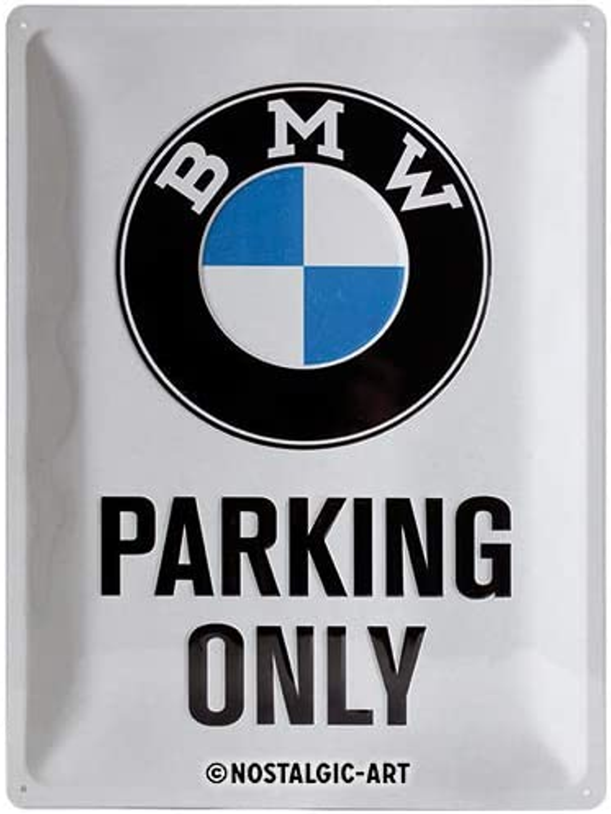 Biały metalowy znak z logo BMW i napisem 'PARKING ONLY'.
