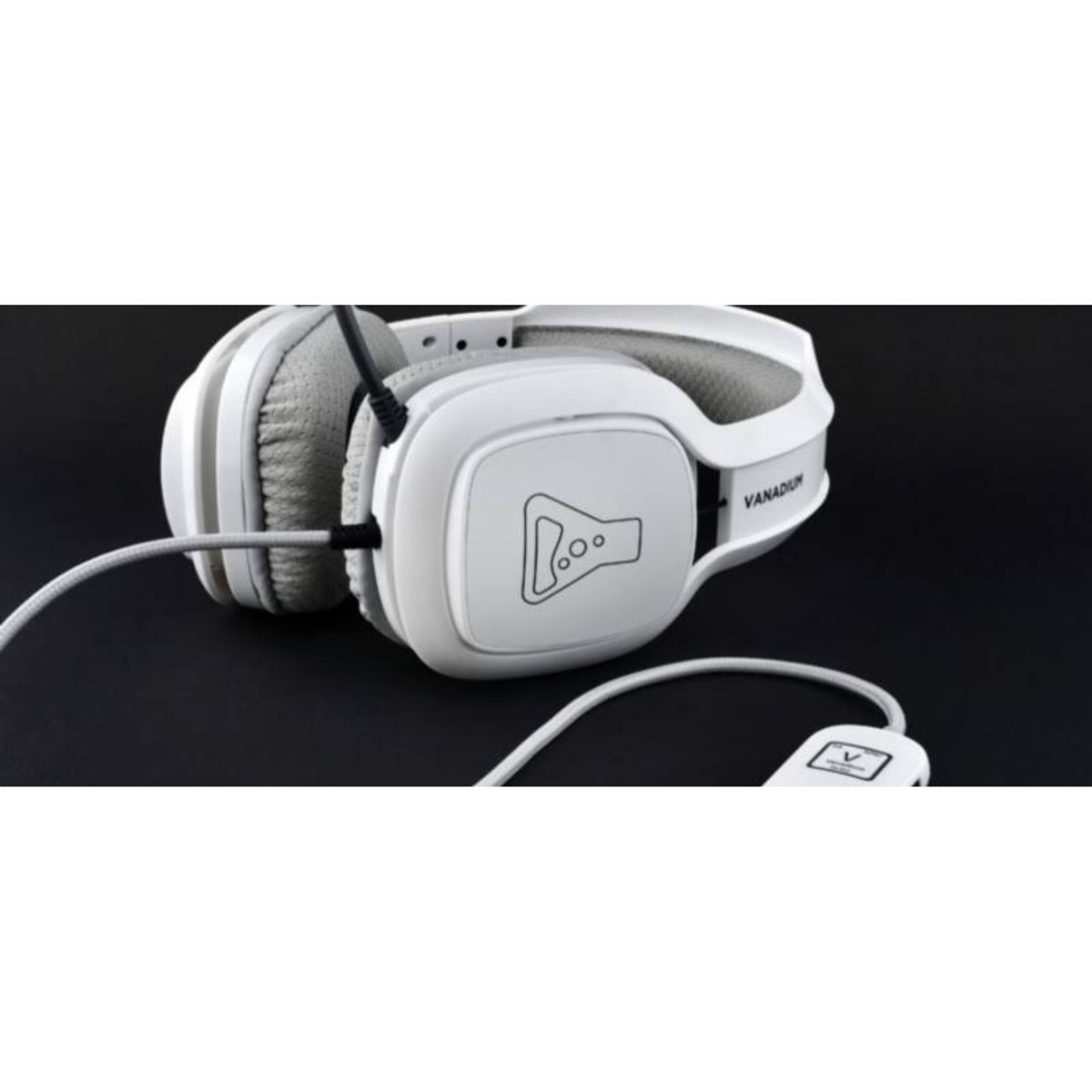 Biały zestaw słuchawkowy dla graczy z podłączonym kablem i logo z boku.