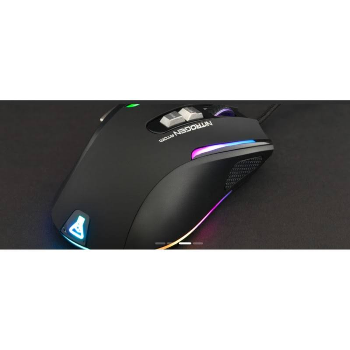 Czarna mysz do gier z wielokolorowymi światłami, przyciskami i kółkiem przewijania. Mysz jest na ciemnej powierzchni.