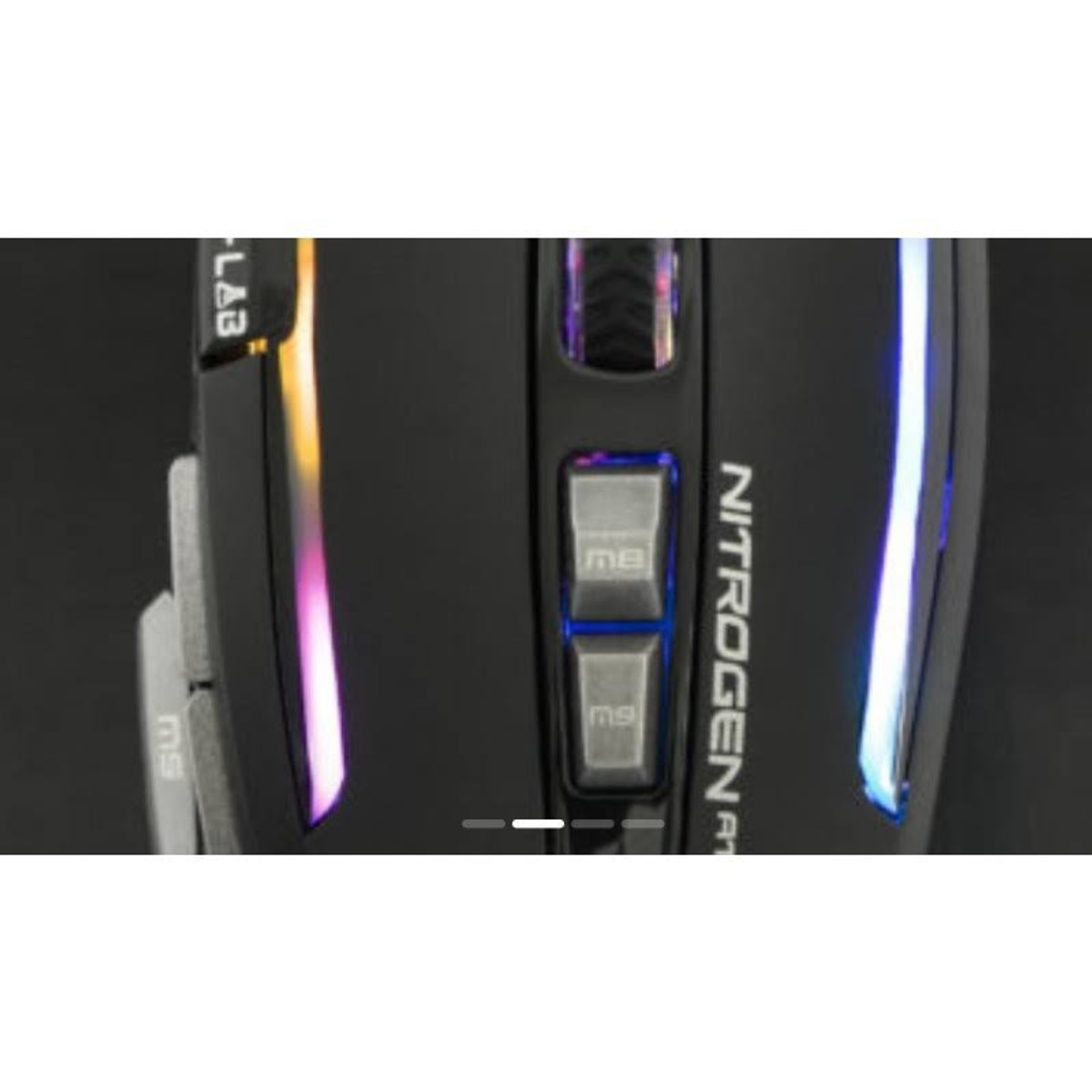 Zbliżenie czarnej myszy do gier z kolorowymi światłami.