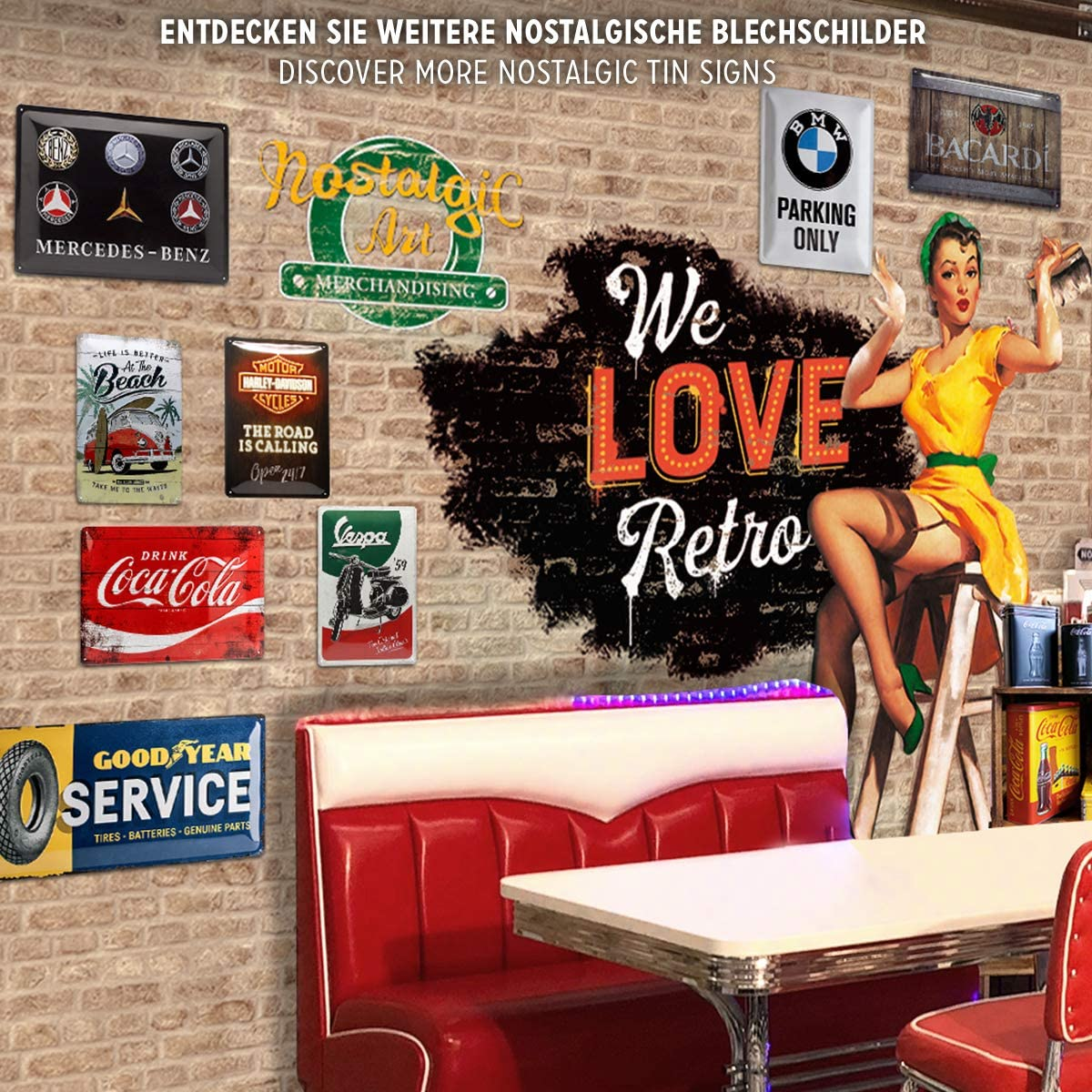 Ściana z metalowymi znakami w stylu vintage. Zawiera Mercedes-Benz, Harley-Davidson, Coca-Cola i inne. Obecna jest pin-up girl.