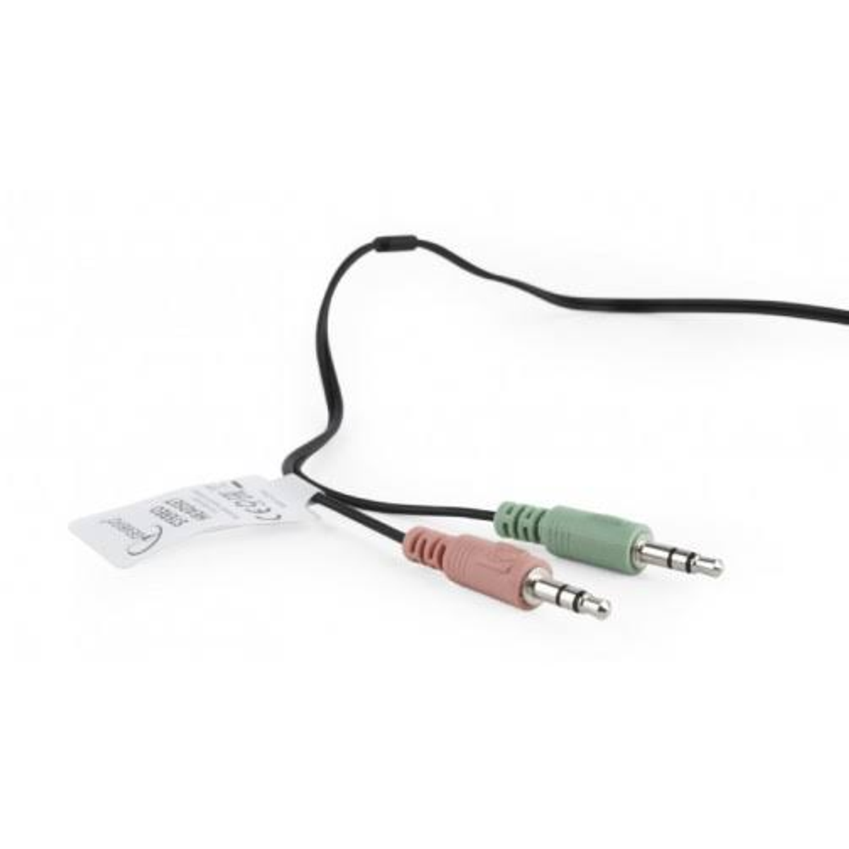 Kabel audio z dwoma wtyczkami 3,5 mm: różową i zieloną. Białe tło.