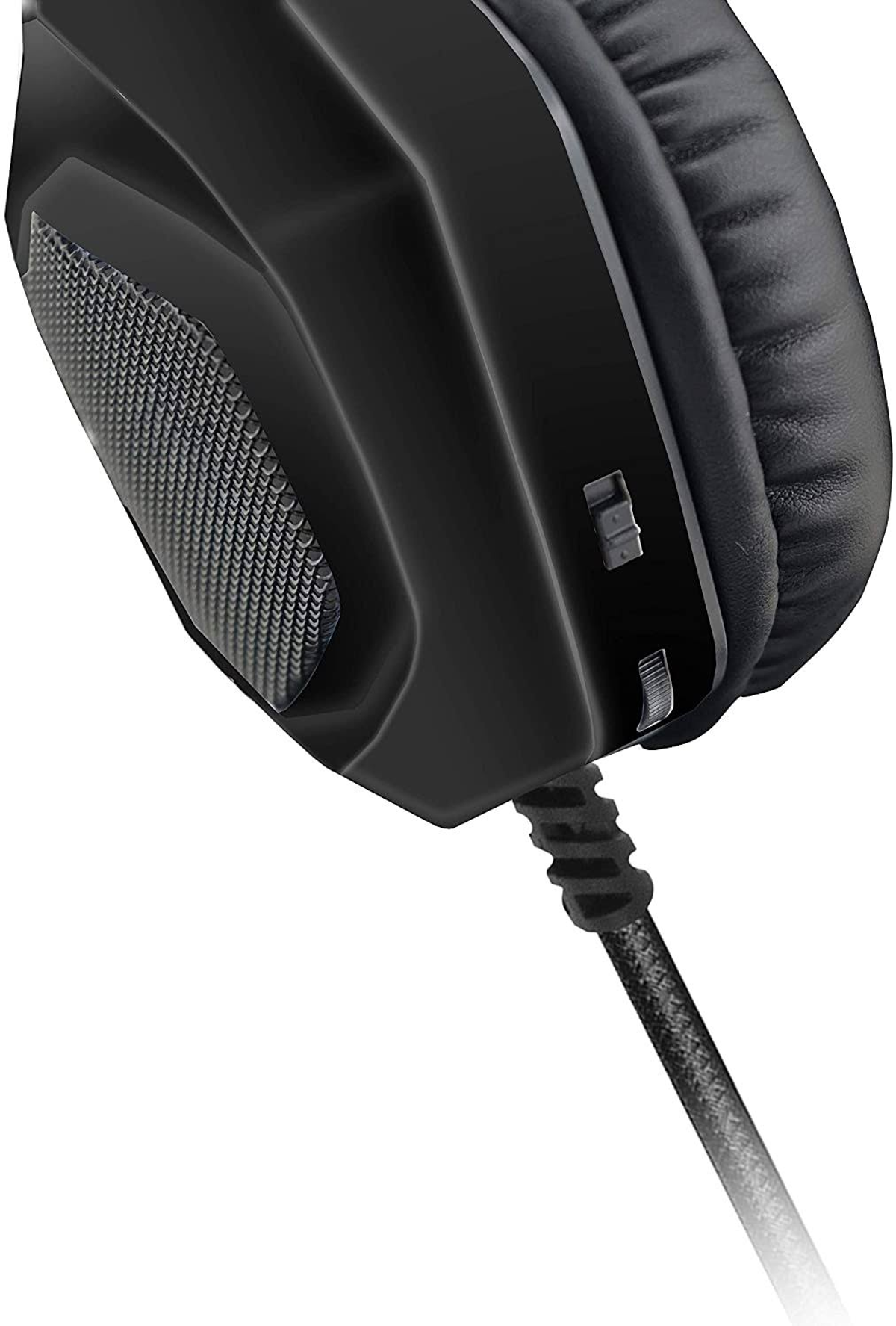 Zbliżenie czarnych słuchawek. Muszla ma siatkową konstrukcję i suwak regulacji głośności.